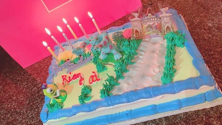 篠崎愛さんのインスタグラム写真 - (篠崎愛Instagram)「りまが私とたろちゃんのお誕生日祝いをしてくれました🎉✨モンスターズインクのケーキ😍💕 ありがとう❤️❤️❤️ #birthday #cake」4月24日 21時26分 - shinopp._.ai