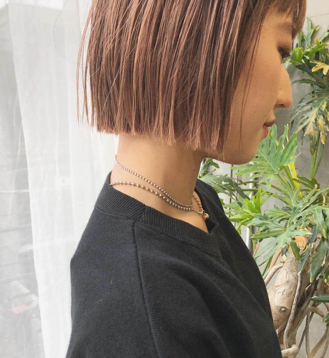 カワシリアツシのインスタグラム：「パツっと✂︎ ピンクベージュ🌸 ・ ・ ・ ・ブリーチの回数がわからない。 ・値段が気になる。 ・ダメージが心配。など なんでもご気軽にご相談ください😊 ・ ご予約やご相談はURLもしくはDM・LINEにてお待ちしております🙆‍♂️ ・ ・ ・ ご予約はトップページURLをクリック😊 もしくはDMください✉️ ・ ネットで×になってても お取りできるお時間もございますので、 ご気軽にご相談ください🙆‍♂️ ・  #アディクシー #イルミナカラー  #外国人風カラー #ミニボブ #切りっぱなしボブ #ハイライト #外ハネ #グラデーション #外国人風 #ポートレート #美容室 #美容院 #美容学生 #撮影 #東京 #渋谷  #ショートヘア #グレージュ  #ブルージュ #ブリーチ #portrait #フィルムカメラ #hairstyle #ショートカット #haircolor #ハイトーン #데일리룩 #时尚 #แฟชั่น#デジキュア」