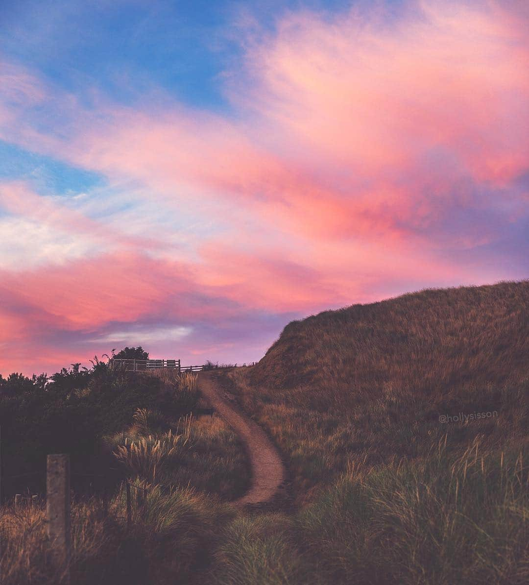 Holly Sissonさんのインスタグラム写真 - (Holly SissonInstagram)「Follow your path #newzealand #sunrise ~ Canon 5D MkIV + 24–70 f2.8L II @ 59mm f2.8 (See my bio for full camera equipment information plus info on how I process my images. 😊) ~ #pickmotion」4月24日 21時28分 - hollysisson