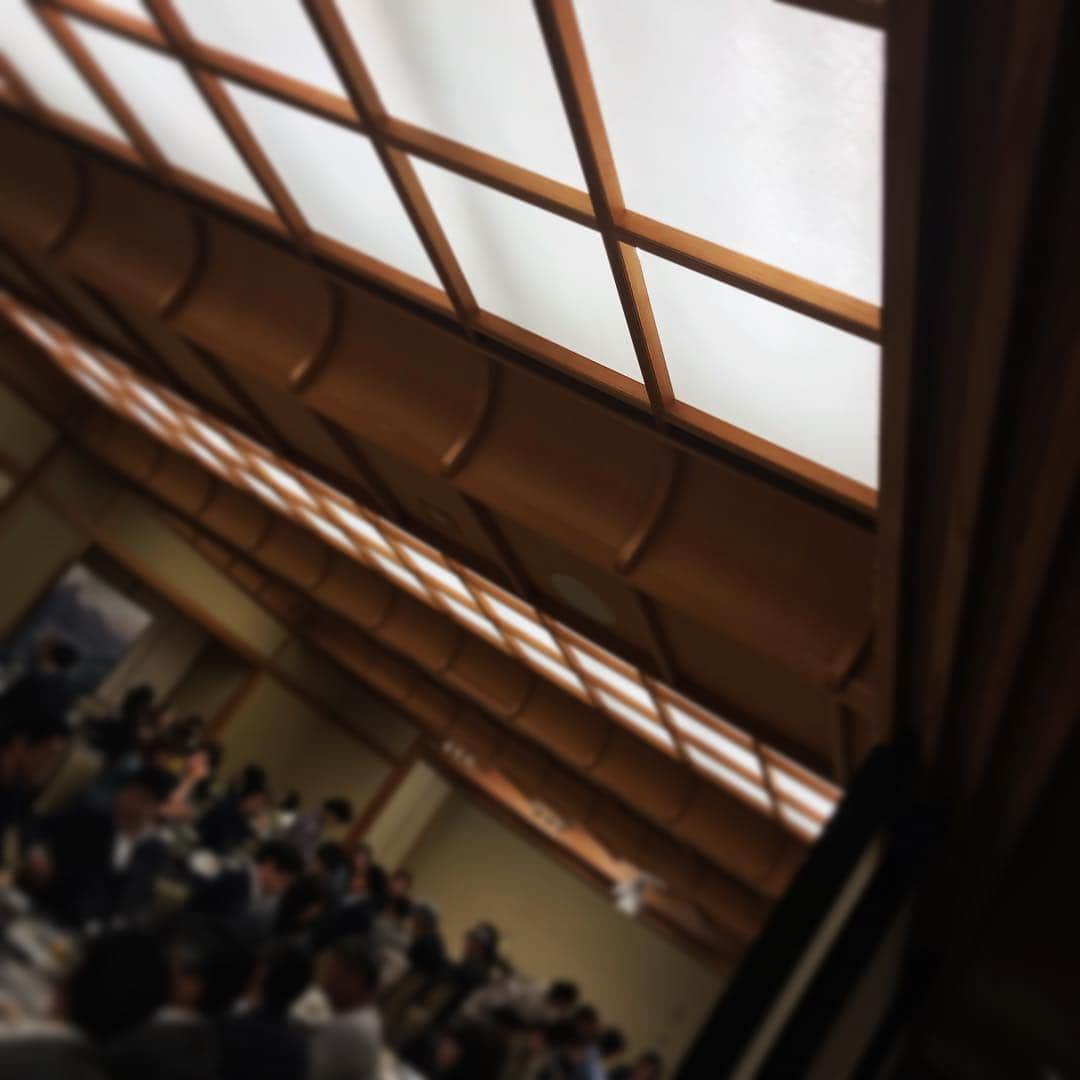 TOGGYさんのインスタグラム写真 - (TOGGYInstagram)「今宵は、桜坂・観山荘さんにて「爆笑！すわしんじの世界」  美味しい和食に日本酒🍶 そして！すわさんのステージに酔いしれてます‼️ #toggy #fukuoka #sakurazaka #kanzanso #shinjisuwa #dinnershow」4月24日 21時29分 - dj_toggy