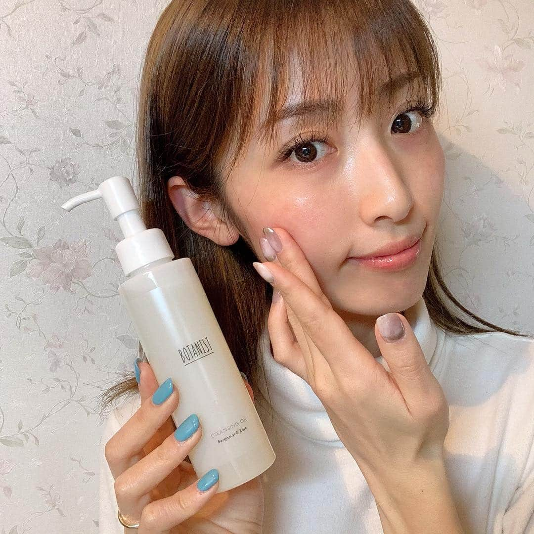 Ayanaさんのインスタグラム写真 - (AyanaInstagram)「. . . . 大人気BOTANISTからスキンケアラインが登場🍃（ @botanist_official ） ボタニカルクレンジングオイルの使用レポです😊 . . . まつエクをしているので普段私はジェルクレンジング派ですが、このオイルはまつエクOKとの事🙆‍♀️ とろみのあるオイルで摩擦が少なくするんと落ちて、クレンジング後のお肌は滑らかでパッと明るくなる印象✨ . . . ボタニストのヘアケア商品ハマって買ってたなぁとクレンジングの良い香りを香って思い出しました😊✨ . . . . #BOTANIST #ボタニスト #スキンケア #botanicalbeauty #PR #メイク動画 #メイク好きさんと繋がりたい #メイク好き #メイク好きな人と繋がりたい #コスメ好きな人と繋がりたい #コスメ好きさんと繋がりたい #動画 #コスメ #化粧品 #makeup #cosmetics #セルフメイク #美容 #コスメマニア #今日のメイク #美容垢 #instabeauty #美容垢さんと繋がりたい #コスメレポ #コスメレビュー #クレンジング #クレンジングオイル」4月24日 21時29分 - ayana_218