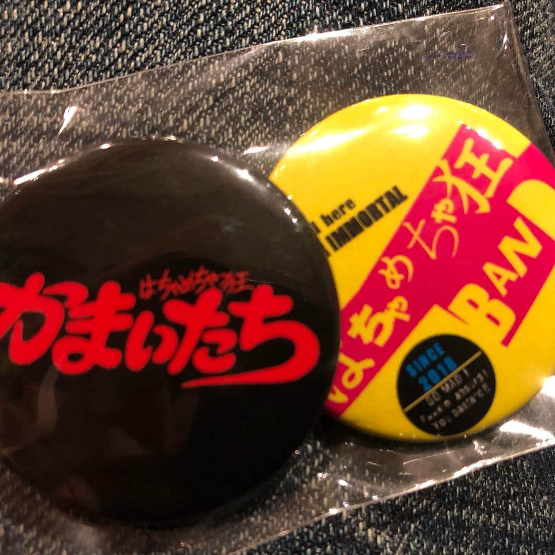 ヒロシさんのインスタグラム写真 - (ヒロシInstagram)「‪缶バッチが出来た！クソカッコいい！5/4の京都限定発売らしいよ。‬ #はちゃめちゃ狂  #デカメロン #かまいたち #缶バッチ」4月24日 21時29分 - hiroshidesu.official