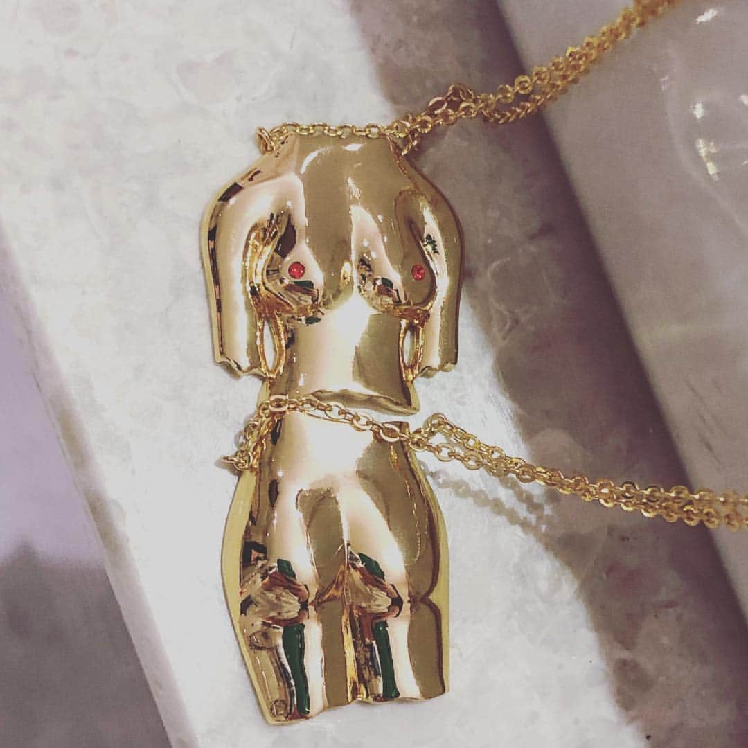 鈴村あいりのインスタグラム：「可愛いアクセサリーがたくさんありました💓💍 この上半身と下半身のネックレスも、実物はすごくキュートなのです。  たくさんのアクセサリーを見ていると、気分も上がりますよね☺️☺️ #アクセサリー #かわいい #💍」