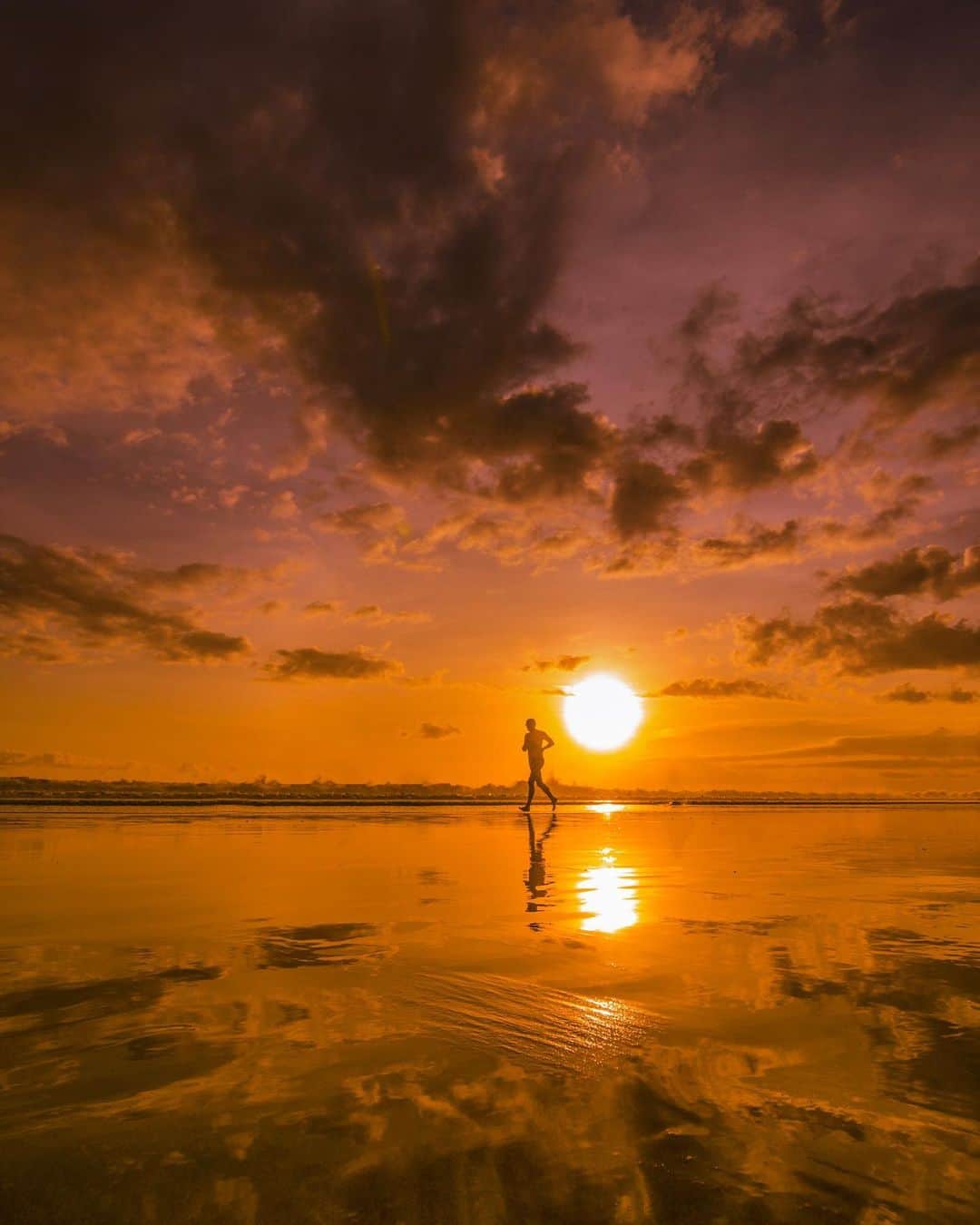 U2 Filmmakerのインスタグラム：「🏃‍♂️🌅」