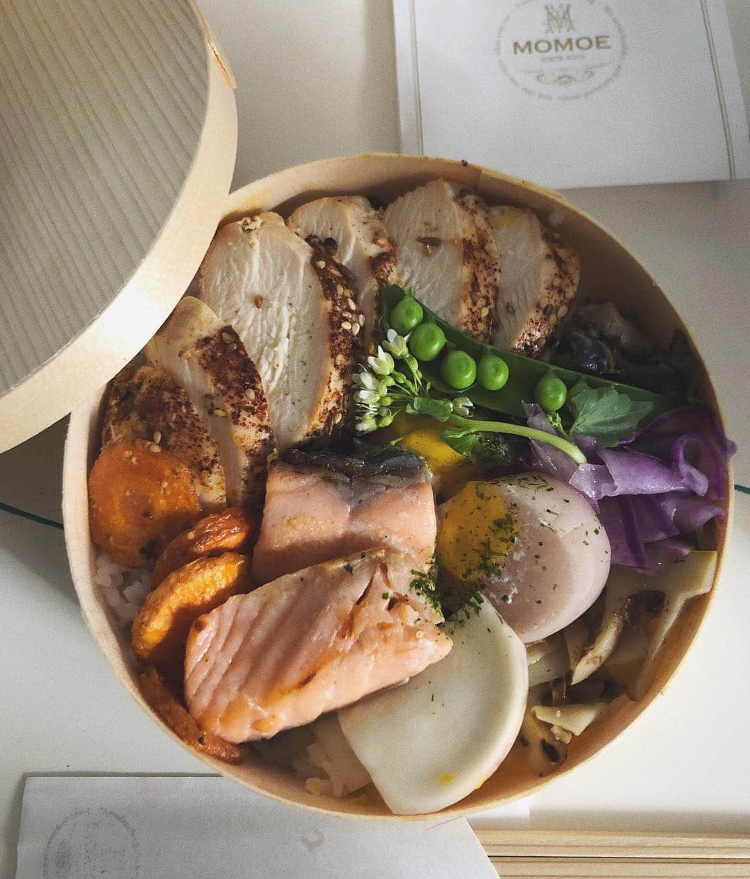 畑田萌のインスタグラム：「@bloomandbranch  2019AW LOOKBOOKの撮影でした。 いつも好みのスタイリングしかない... スタッフの皆様もひらめきのオンパレード、刺激的なたのしい現場。  撮影現場のお昼ごはんがうつくし〜春だ🌸 あしたもがんばるぞ〜」