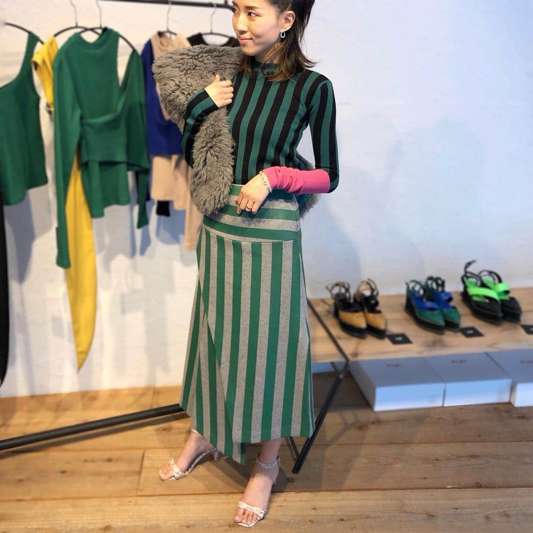石田 祥子さんのインスタグラム写真 - (石田 祥子Instagram)「なんだかんだ 巾着の出番が1番多い . . @fakui_official  @flei_official . . 2枚目のグリーン×ブラックのバッグをオーダーしてきました♡ . 毎年完売する人気アイテムなんだとか . . 40代ファッションは攻めていこうと思います🤩🤩🤩 . . #flei #fakui #exhibition #フレイ #ファクイ #展示会 #2019aw #バッグ #ソックス #靴下 #ファー」4月24日 21時36分 - shoko_ishida