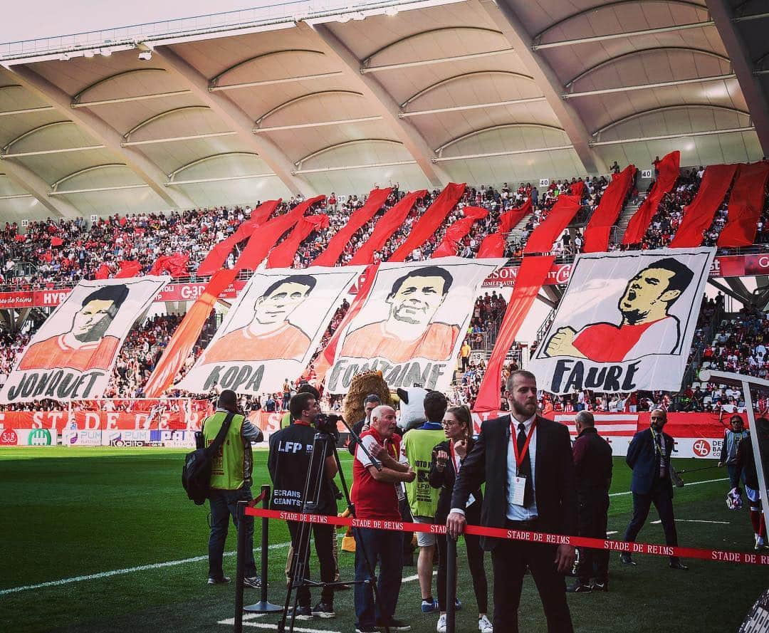 リーグ・アンさんのインスタグラム写真 - (リーグ・アンInstagram)「Les supporters du #StadedeReims 🔴⚪️ ont rendu un superbe hommage à 4 légendes de leur club 👏👏 • • 📢 Soutenez votre club préféré au #ChampionnatDesTribunes en cliquant sur le lien de la story 👆」4月24日 21時40分 - ligue1ubereats