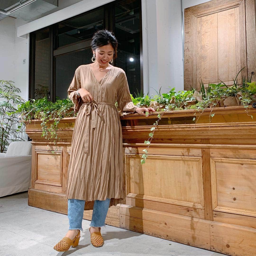 Sayakaのインスタグラム：「* MIDIUMSOLID for Ladies  2019 autumn winter collection exhibition へ😊  晩夏からすぐに着られそうなガウンワンピースや、 前後差がオシャレなシャツや、 オーバーサイズが可愛いシャツブルゾンなど 着るだけで決まるデザインがどれも素敵でした🙏✨ . . #MIDIUMISOLID #AUTUMWINTER19 #19AW #LANDFALL #MARcourt #MARcourtDESIGNEYE #ミディウミソリッド」