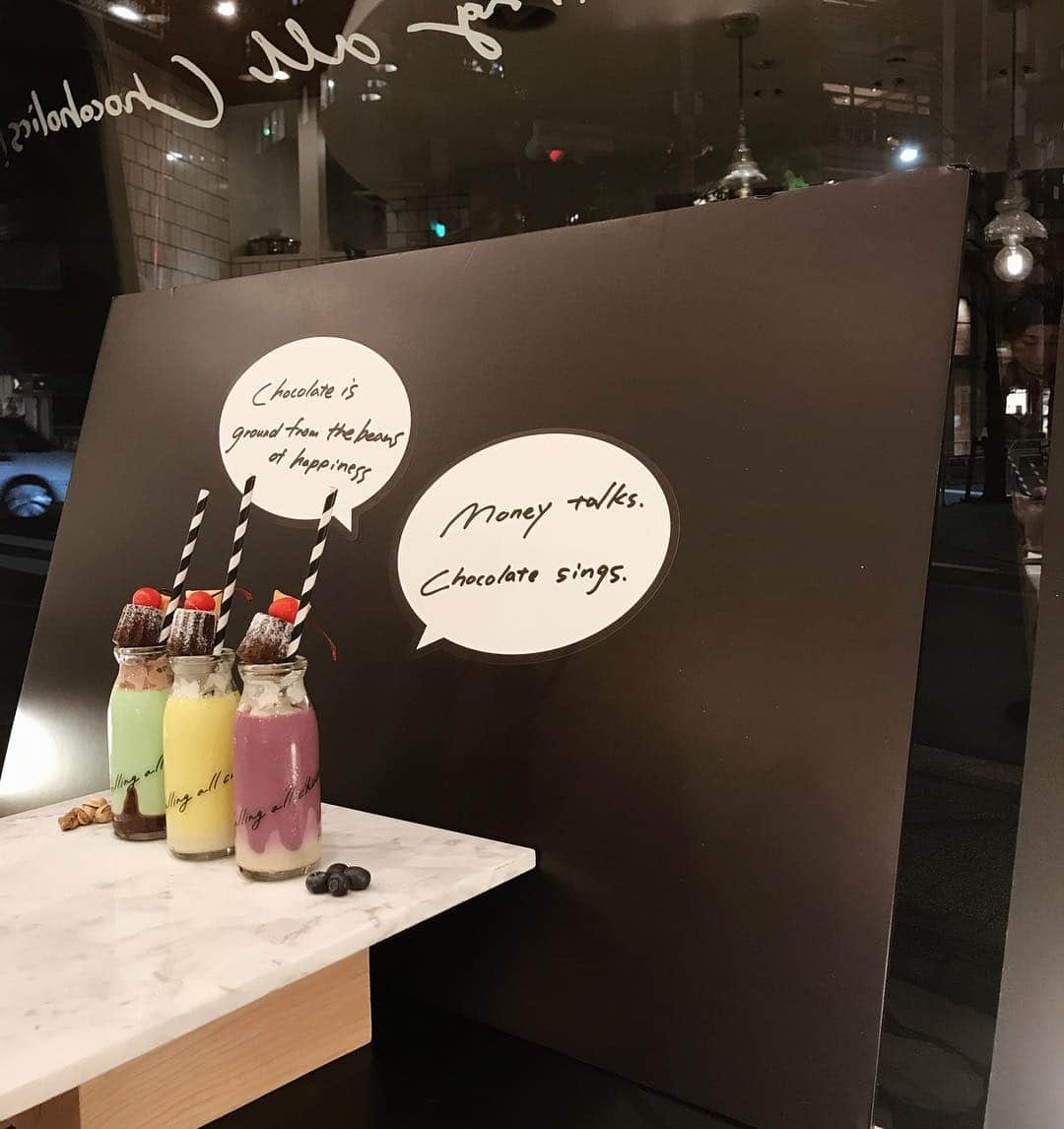 AMOさんのインスタグラム写真 - (AMOInstagram)「代官山のチョコレートスタンド Hi CACAO @hicacao.jp の 新作試食会におじゃましました。🥄 Bean to Bar ならではの上質なチョコレートと 夏らしいフルーツの風味を掛け合わせた さわやかな新作たち🍋🍒🌿 ・ "チョコレートシェイククーラー" は レモン・ブルーベリー・ピスタチオの3つのフレーバー。 下のチョコレートソースを混ぜながら飲むと また違った味わいに🥄 "焼き立てフォンダンショコラ" や、 チョコミント・チェリー・レモンクリームチーズの "チョコカヌレシフォン" は、チョコレート好きにはたまらない濃厚な味わい。 わたしが一番好きだったのは、 写真4枚目の "レモンアイスチョコレート" 🍋 クリーミーなホワイトチョコにレモンカードの酸味がアクセントになっていて、濃厚だけど ごくごくいけちゃうフローズンドリンクです。 ・ チョコレートの効果って偉大。 疲れが吹っ飛び心を満たしてくれる🌕 美味しいチョコレートをたくさんいただいて癒されました。 食レポへたで申し訳ない😂」4月24日 21時44分 - amo_whale