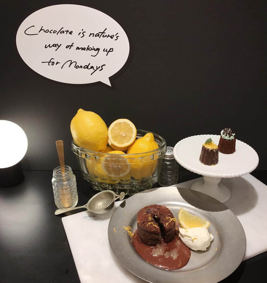 AMOさんのインスタグラム写真 - (AMOInstagram)「代官山のチョコレートスタンド Hi CACAO @hicacao.jp の 新作試食会におじゃましました。🥄 Bean to Bar ならではの上質なチョコレートと 夏らしいフルーツの風味を掛け合わせた さわやかな新作たち🍋🍒🌿 ・ "チョコレートシェイククーラー" は レモン・ブルーベリー・ピスタチオの3つのフレーバー。 下のチョコレートソースを混ぜながら飲むと また違った味わいに🥄 "焼き立てフォンダンショコラ" や、 チョコミント・チェリー・レモンクリームチーズの "チョコカヌレシフォン" は、チョコレート好きにはたまらない濃厚な味わい。 わたしが一番好きだったのは、 写真4枚目の "レモンアイスチョコレート" 🍋 クリーミーなホワイトチョコにレモンカードの酸味がアクセントになっていて、濃厚だけど ごくごくいけちゃうフローズンドリンクです。 ・ チョコレートの効果って偉大。 疲れが吹っ飛び心を満たしてくれる🌕 美味しいチョコレートをたくさんいただいて癒されました。 食レポへたで申し訳ない😂」4月24日 21時44分 - amo_whale