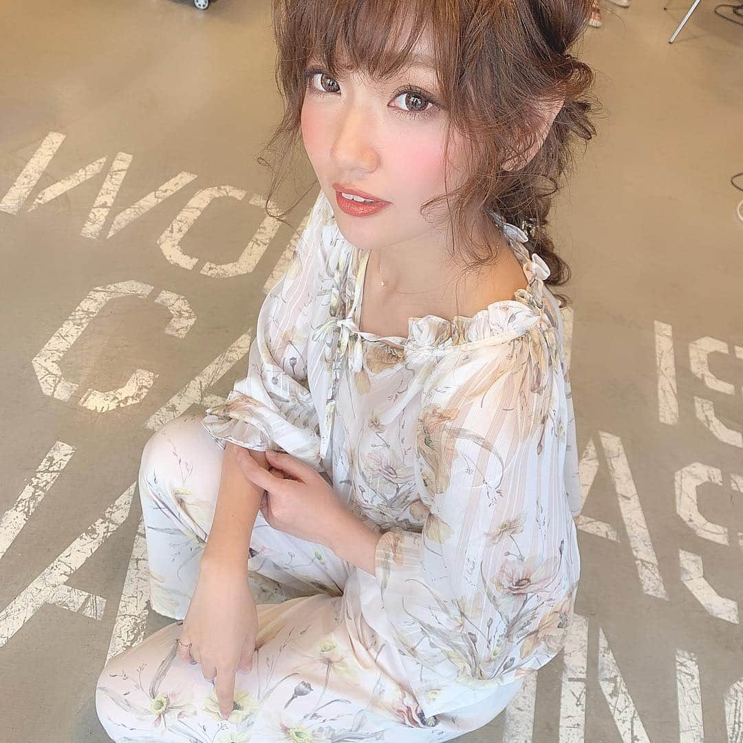 いっちゃん/嶋津 いつみさんのインスタグラム写真 - (いっちゃん/嶋津 いつみInstagram)「. . . 変な時間にポテト食べたもんやから こんな時間になってお腹減ってきてる😑💦 . . . . . . しょうがないので 豆腐にふんだんに生姜とミョウガかけて 乗り切ろうか考えてるねんけど 塩分怖くて浮腫みの心配…😢😢😢 . . . . . お腹も膨れて カロリー少なくて 塩分も少ない…そんなミラクル食品ないんかなぁ👉🏻👈🏻w . . . . . #関西  #関西サロモ  #サロンモデル #サロモ #いっちゃん  #フリーモデル #関西モデル  #あざといっちゃん #かわいっちゃん #ブライダルモデル #アレンジモデル #ヘアカラー  #ヘアアレンジ #撮影依頼受付中 . . . . . . . . . 5月のお仕事依頼受付中です🧚🏻‍♀️💜 . DMにてお気軽にお問い合わせ下さい🙏🏻」4月24日 21時45分 - istumiiiru