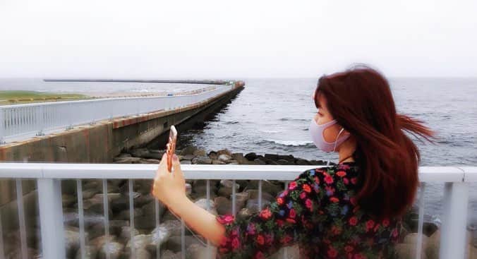 富岡美羽さんのインスタグラム写真 - (富岡美羽Instagram)「今日は千葉の幕張でお仕事がありました😊 少し足を伸ばして近くの海岸まで行ったけど、あいにくの曇り空。。🌩💧 そんな中でアプリKARASTAで松田聖子さんの『白いパラソル』を歌ってきました〜🎵 その動画閲覧はKARASTAから羽華で検索してみてね🧡  #富岡美羽 #羽華 #KARASTA」4月24日 21時46分 - miutomioka
