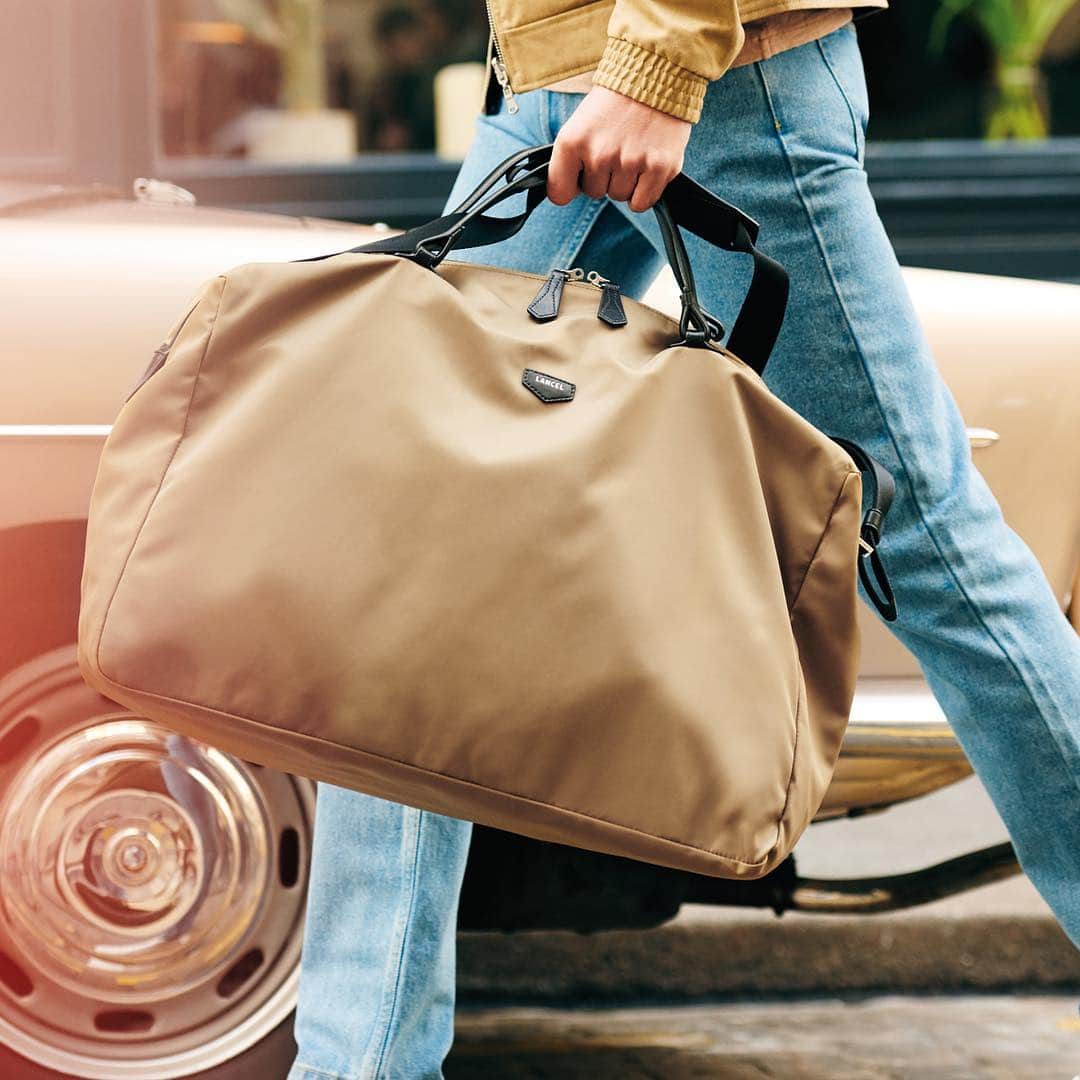 のインスタグラム：「Pop départ pour la saison des week-ends prolongés ! I do believe it's time for another adventure. #PopbyLancel #BeautyAndDesign #Lancel」