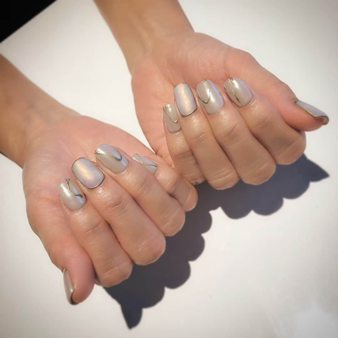 RUBY&ONYX by Kanako Miuraのインスタグラム：「ミラーニュアンス🔍 ・ ミラーを2パターン使ったアンティークなニュアンスネイルです🗝 ・ ・  4/25 12:00〜 4/26 12:00〜.14:30〜.16:00〜  ご案内可能でございます🥰 その他のお時間もご相談くださいませ。  お子様もお隣に座れるペアルームや個室もございます💡 ・ ・ ・ 🌿月額制もやってます🌿 ○プレミアム会員(ハンド&フット)¥29,800(税抜)・ ○ハンドレギュラー会員¥14,800(税抜)・ ○フットレギュラー会員¥14,800(税抜)・ ・ それぞれ全てのメニューが月に何度でもご利用頂けます。  ご予約、お問い合わせはDMまたは 0354595882 LINE ID：@ rubynail までお気軽にどうぞ💫  #daikanyama#nailsalon#nail#gelnail#rubyandonyx#summer#summernails#handnail#mode#cool#studs#menscare#ART#winternails#メンズネイル#メンズケア#定額制ネイル#通い放題#ジェルネイル#ネイル#ノーサンディング#ショートネイル#大人ネイル#ニュアンスネイル#シンプルネイル#代官山ネイルサロン#トレンドネイル」