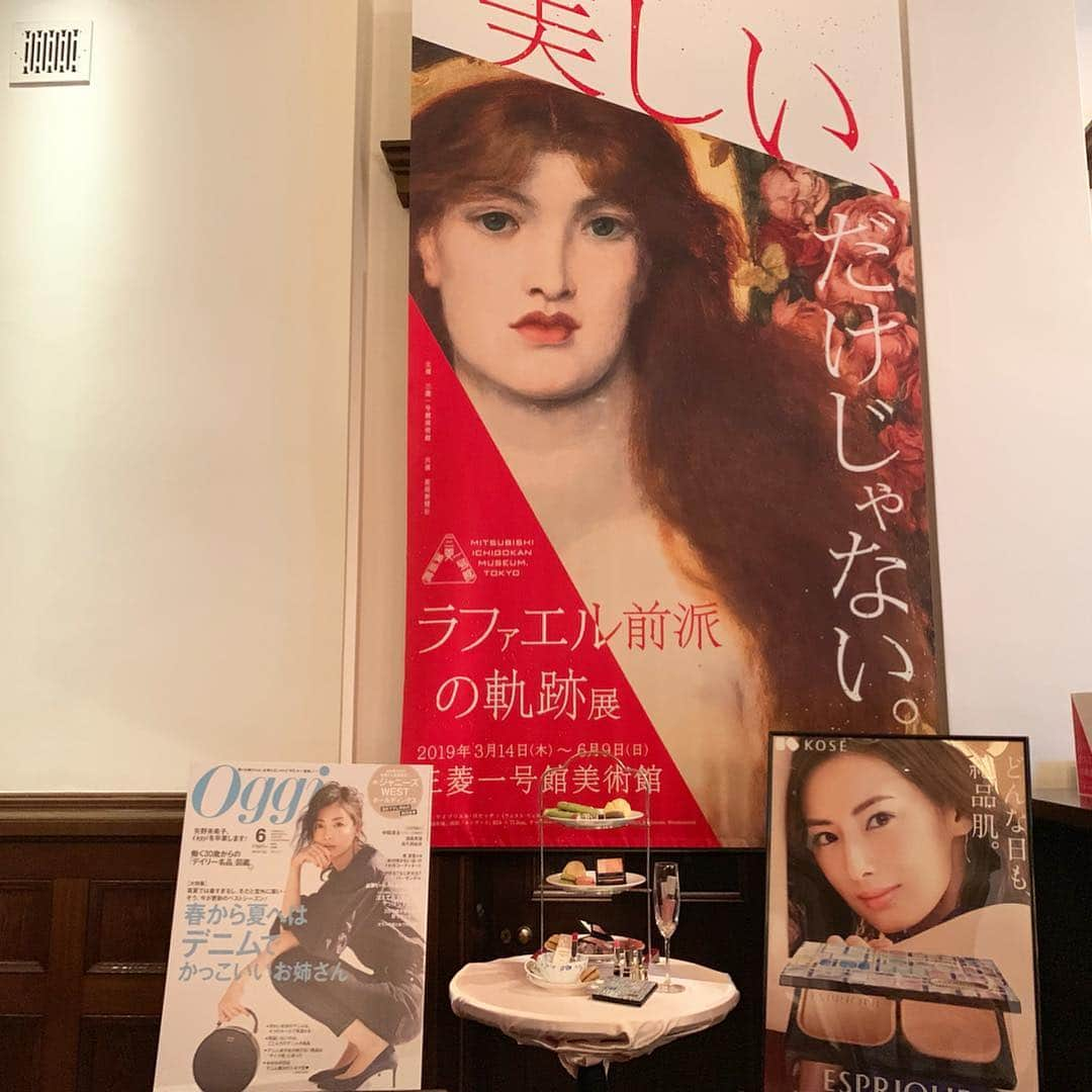 篠原菜月さんのインスタグラム写真 - (篠原菜月Instagram)「三菱一号館美術館のcafe1894で開催された、「ESPRIQUE×三菱一号館美術館×OggiのBeauty Art  Night 」へ✨﻿ ﻿ メイクアップアーティストのAYAさんによる「エスプリーク」のアイテムを使ったメイクレッスンを受けました！ベースメイクの大切さを改めて感じました♡ スポンジの持ち方、指の使い方を変えるだけで全然違ってくるとのこと✨﻿ エスプリークの下地にファンデーションを乗せるとさらっとしていて、テカらないしヨレないし良さそう❤️﻿ ﻿ 魔性のヴィーナスをイメージした期間限定の美しいデザートプレートもまみちゃんとおしゃべりしながら美味しくいただきました〜！﻿ ﻿ ﻿ @esprique_official  @oggi_mag  #KOSE#コーセー#エスプリーク#パーフェクトキープベース#絶品肌#ファンデーション#化粧下地#esprique#ベースメイク#春コスメ#春メイク#三菱一号館美術館#ラファエル前派の軌跡展 #cafe1894#デザート#oggi ﻿」4月24日 21時52分 - natsukishinohara