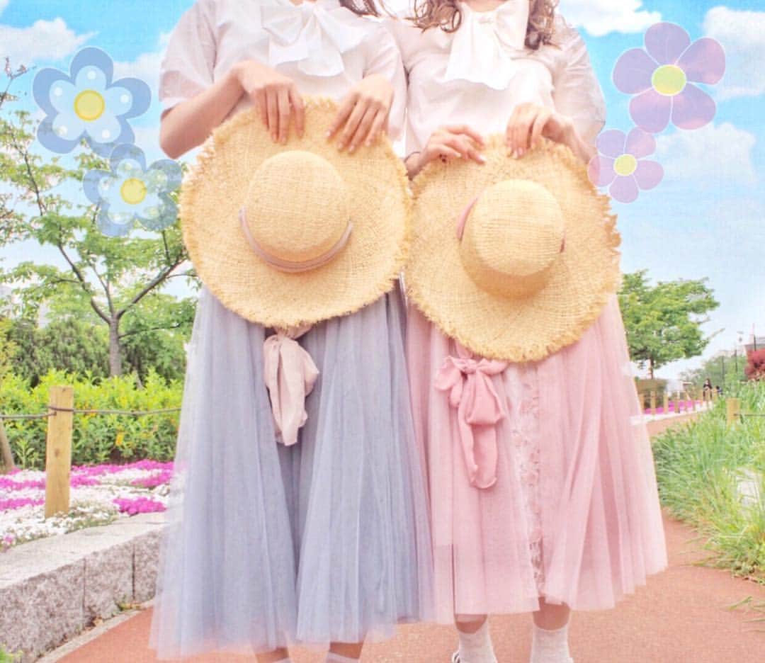 たんりいさんのインスタグラム写真 - (たんりいInstagram)「. . IMAIE TWINS CODE🌷🌷🌷 . tops : @mimitoujours skirt : @rubys.jp hat : @andlottie_official . . #いまいえ☺︎ #お花畑 #双子コーデ #お揃いコーデ #ピンクコーデ #mimitoujours #mimitoujours_style #twins #twinscode #code #fashion #pinkcode」4月24日 21時54分 - tanrii97