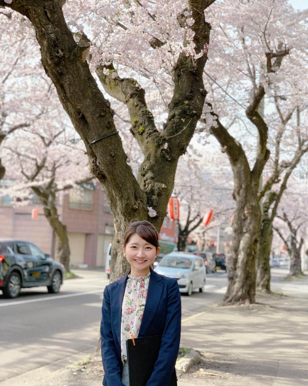 稲葉千秋さんのインスタグラム写真 - (稲葉千秋Instagram)「昨日は桜川の桜の取材♪ 見事に満開に咲き誇っていました😆 高校の通学路で、毎朝毎晩癒されていた 大好きな桜並木✨ 今年も美しかったです💕 取材終わりに記念に撮ってもらいました🌸 #青森市桜川  #満開の桜  #桜フォト  #ニュース取材  #大好きな道  #バイト君が撮ってくれました #稲葉千秋」4月24日 21時55分 - chakey_15