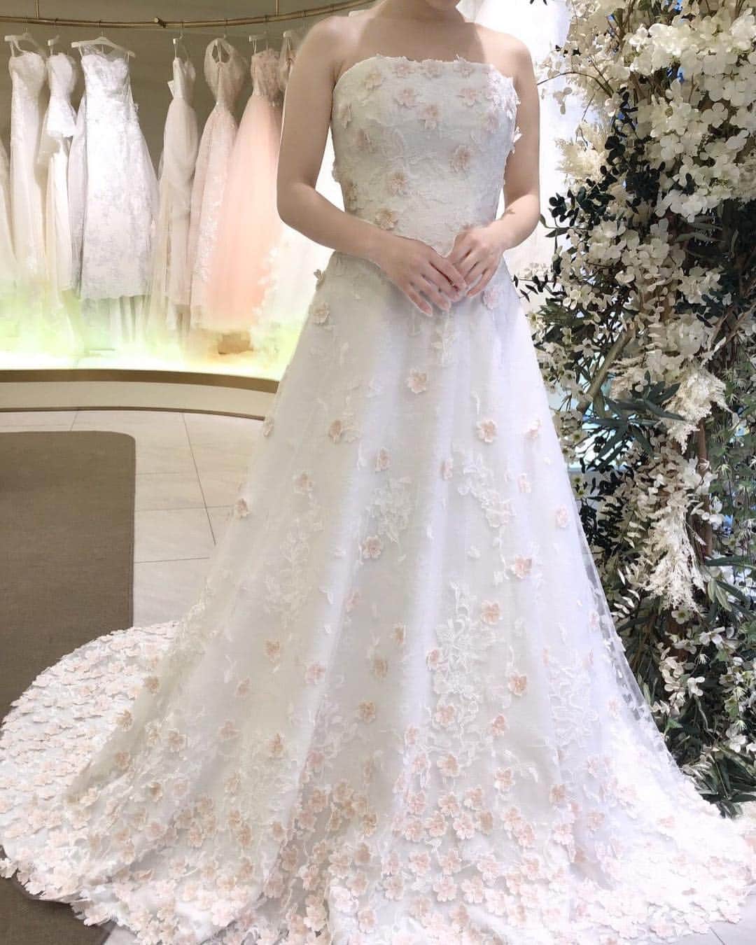 Dresses (ドレッシーズ)さんのインスタグラム写真 - (Dresses (ドレッシーズ)Instagram)「* ---------------------------------------- プレ花&卒花さまの素敵なお写真をご紹介します✨ 《 #ドレッシーズ花嫁 》を付けて、投稿してくださいね💐 ---------------------------------------- ウェディングドレス:03-20272 ドレスブランド: @fiorebianca_wedding * こちらのドレスは @fiorebianca_wedding のドレスです。 ----------------------------------------- <お問い合わせ> 💌@dresses_weddingdress へDM 📞 0120-791-249 ご試着予約やレンタル価格など、お気軽にお問い合わせください。 ----------------------------------------- . コーディネートのポイントや詳細は @dresses_weddingdressホーム画面URLへ。 * その他の @fiorebianca_wedding のドレスは #fiorebianca_dresses よりご覧いただけます。 * 素敵だと思ったら、写真をダブルタップ✨ * #ドレッシーズ#フィオーレビアンカ #フィオーレビアンカオリジナルドレス#フラワーモチーフドレス」4月24日 22時06分 - dresses_weddings