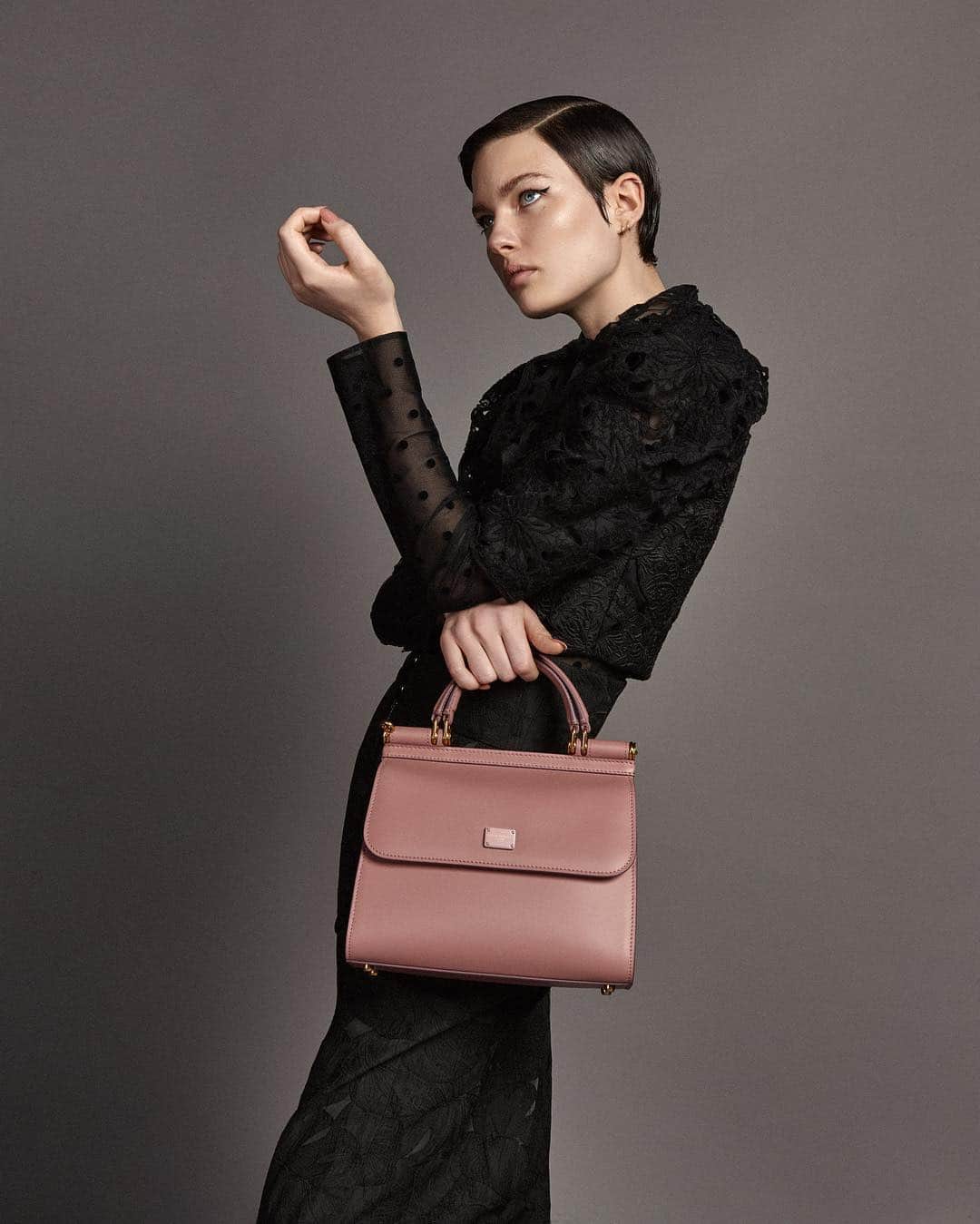 Vogue Italiaさんのインスタグラム写真 - (Vogue ItaliaInstagram)「‘ROSA POLVERE’ The historic handbag by @dolcegabbana revisited in a ‘bon ton’ way. @sophiapastorius by @henriquegendre styled by @renatacorrea Full credits: #SophiaYoung @dnamodels Make-up @_virginiayoung_ @statementartists using @chanel.beauty Hair @daniellepriano @thewallgroup Manicure @chiharu1222nail using @chanel.beauty Set design @stewartgerard Production @agpnyc Studio @seretstudios On set #LucianaCurtis Discover more today on vogue.it」4月24日 22時07分 - vogueitalia