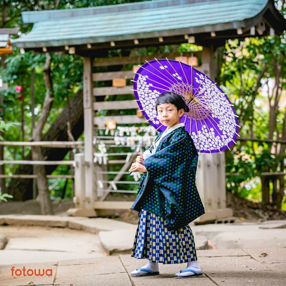 otowa (フォトワ)さんのインスタグラム写真 - (otowa (フォトワ)Instagram)「.﻿ ﻿ かしこまらずに、普段の表情を残せるのは﻿ 出張撮影ならではのポイントです👍﻿ ﻿ .................................﻿ ﻿ 🌱レビュー紹介🌱﻿ ﻿ 先日七五三の撮影をお願いしました。 ﻿ メッセージのやり取りも返信が早く、﻿ 前日の急な時間変更にも快く受けてくださいました。 ﻿ ﻿ 当日も先に撮影場所の下見をしてくださっていて、﻿ 子供達も飽きることなくとてもスムーズに﻿ お参り撮影ができました。 ﻿ ﻿ 最初から最後まで気持ちよく対応してくださり、﻿ とても満足です。 ﻿ ﻿ 写真の方も予想以上にきれいに撮ってくださり、﻿ 主人は「やっぱりプロは違うなー！」と﻿ 言っておりました。 ﻿ ﻿ 個性が違う子供が3人いての﻿ まとまらない自由な我が家ですが、﻿ それぞれの味をたくさん引き出して、﻿ 我が家らしい写真をたくさん残して頂きました。 ﻿ ﻿ この度はありがとうございました。 ﻿ また是非お願いしたいと思います。﻿ ﻿ （2018/11撮影：KNM99様）﻿ ﻿ .................................﻿ Photo by meganecco Photography（https://fotowa.com/photographers/meganecco_Photography/reviews/6530）﻿ ﻿ ﻿ #fotowa #フォトワ #出張撮影 #出張カメラマン ﻿ ﻿ #七五三 #753 #家族写真 #ファミリーフォト﻿ #七五三写真 #七五三撮影 #男の子ママ #3兄弟﻿ ﻿ #七五三ママ #七五三男の子 #七五三5歳﻿ #おやばか部 #コドモダカラ #兄弟 #兄弟ママ﻿ #子育てぐらむ #おとこのこママ﻿ #3兄弟育児 #3兄弟ママ」4月24日 22時01分 - fotowa.jp