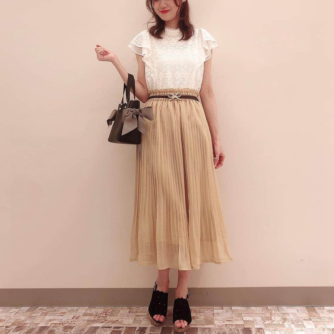 MAJEgirl?officialさんのインスタグラム写真 - (MAJEgirl?officialInstagram)「こんばんは♡  アトレ川崎店staff 165cm （ @hi_maje_girl ） から 新作商品をご紹介♩  #MAJEGIRLのGW  tops🐰 #1095039713 #レースハイネックブラウス  細やかなレースと 袖のふんわり感が可愛いです♡ 脇も詰まっているので 下着が見える心配もありません♩  skirt🐰 #1095040708 #キラキラプリーツスカート  さりげなくラメが入っているため 動きが出るとキラキラ光って とっても可愛いです💕  別売りのベルトを今回の コーデでは合わせています♡  @majesticlegon_official  @majegirl_official  #majesticlegon  #マジェスティックレゴン #マジェガール #綺麗めコーデ #プリーツスカート#サボサンダル #レース#code#outfit」4月24日 22時02分 - majesticlegon_pressroom