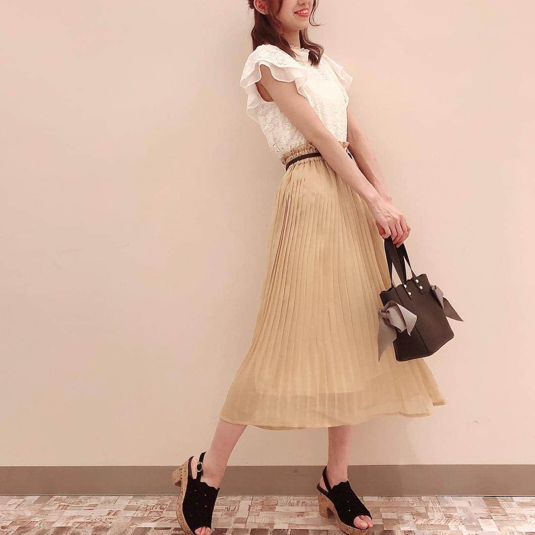 MAJEgirl?officialさんのインスタグラム写真 - (MAJEgirl?officialInstagram)「こんばんは♡  アトレ川崎店staff 165cm （ @hi_maje_girl ） から 新作商品をご紹介♩  #MAJEGIRLのGW  tops🐰 #1095039713 #レースハイネックブラウス  細やかなレースと 袖のふんわり感が可愛いです♡ 脇も詰まっているので 下着が見える心配もありません♩  skirt🐰 #1095040708 #キラキラプリーツスカート  さりげなくラメが入っているため 動きが出るとキラキラ光って とっても可愛いです💕  別売りのベルトを今回の コーデでは合わせています♡  @majesticlegon_official  @majegirl_official  #majesticlegon  #マジェスティックレゴン #マジェガール #綺麗めコーデ #プリーツスカート#サボサンダル #レース#code#outfit」4月24日 22時02分 - majesticlegon_pressroom