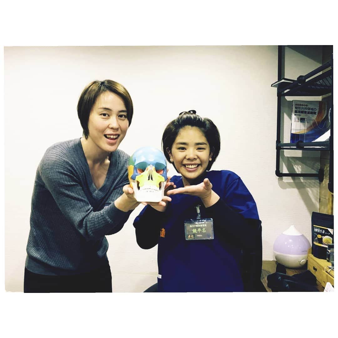 大山未希さんのインスタグラム写真 - (大山未希Instagram)「💀 腰が少しよくなってきたような気がする。 もう若くないからねぇ 治りも遅いんですかねー 毎日ストレッチもしてるんだけどねっ！ 頭も顔もしてもらいました！ 気持ちよかったー 治療後はいつも頭はボワンッとしてるし 目はおかしいし写真とるの嫌なんだけどなぁ😂😂 こんな💀さんみたいに顔からお肉なくなりますように(笑) #笑顔道 #治療 #仙川 #小顔 ↓」4月24日 22時04分 - miki_oyama1003