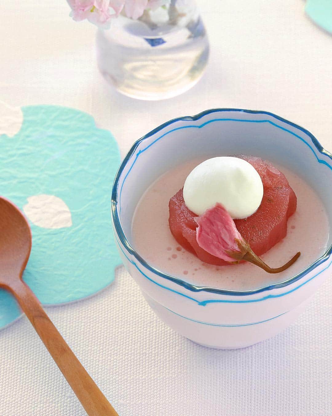 All Nippon Airwaysさんのインスタグラム写真 - (All Nippon AirwaysInstagram)「#Cherryblossom season = cherry blossom sweets! Like #sakura mousse, made with actual petal powder. Have you tried this fruity floral treat yet? 🌸」4月24日 22時04分 - allnipponairways