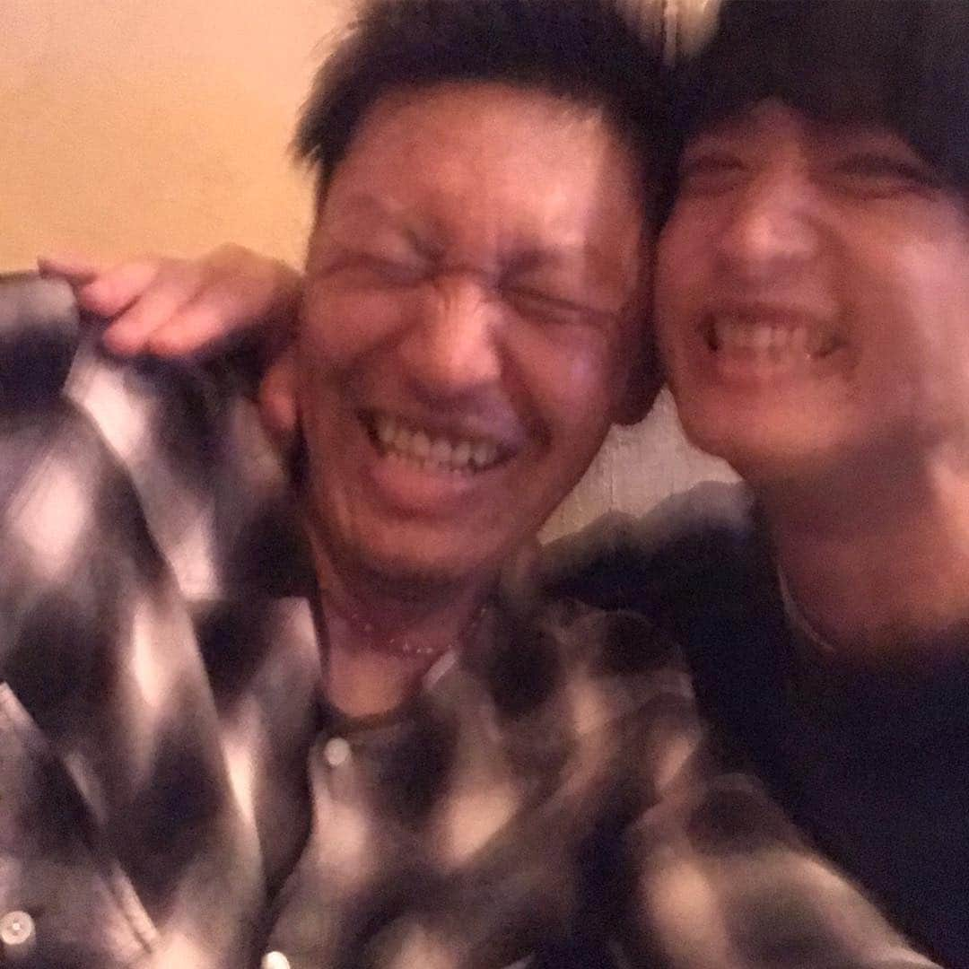 ゴッホ向井ブルーさんのインスタグラム写真 - (ゴッホ向井ブルーInstagram)「久本さんに呼んでいただき広島で集まった夜。  #久本祐一  #ゴッホ向井ブルー  #まさかの二夜連続 #おもんないのに仕事頑張ってるなあといじってくれる優しさ健在 #そもそも二夜連続誘ってくれる愛 #明日も広島おれへんのって聞かれた #二枚目のイチャイチャ写真 #8枚ぐらい撮って久本さんに送ったけど #一枚も保存せんかったわって言われた #多分ほんとは全部保存してる #早くも5月の予定聞かれた  #久本祐一激ハマり芸人 #ドアラぐらいハマってる」4月24日 22時04分 - goghmukai