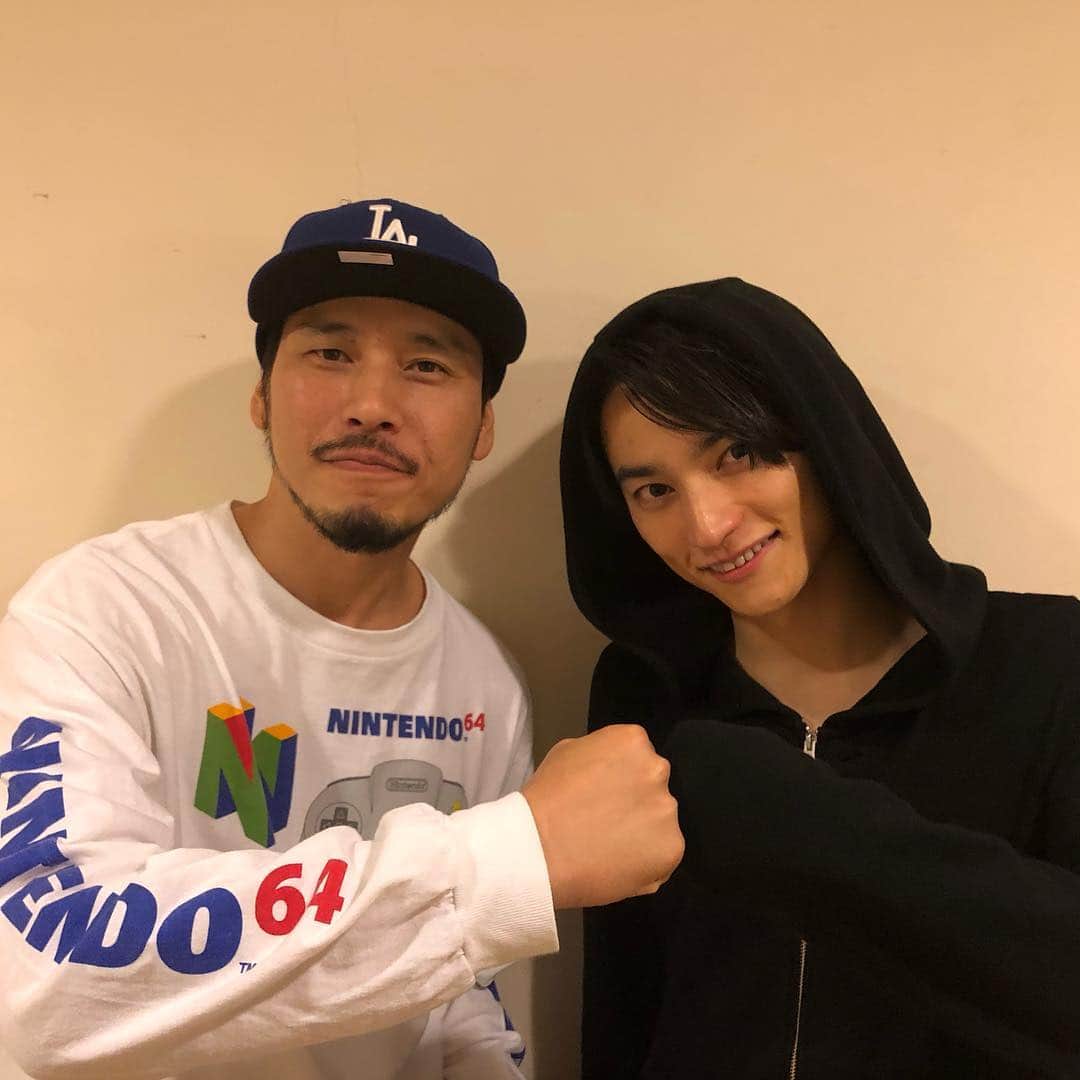 RYO the SKYWALKERのインスタグラム：「SKY-HIこと日高くん @skyhidaka のライブツアー”THE JAPRISON”行ってきました！  ラップ＆シングはもちろんヤベーですが、演出も素晴らしかった！構成は本人が考えてるとか。照明もエグかった！  いい刺激もらいました💥お疲れ様！！！」