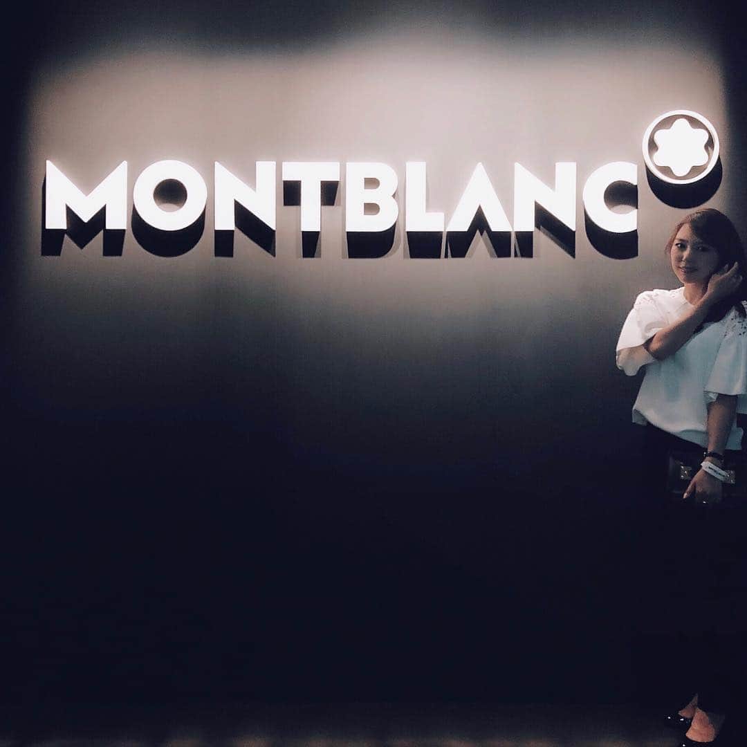 久林紘子さんのインスタグラム写真 - (久林紘子Instagram)「.﻿﻿﻿ "BLACK & WHITE"﻿ MONTBLANC 2019 New Collection ＆ Cocktail Party🥂﻿ ﻿ ﻿ ﻿ ﻿ Montblanc2019年新作コレクションカクテルパーティーへお伺いしました👠﻿ 筆記具、タイムピース、レザーグッズetc...﻿ 女性もバッグの中にプラスワンしたいアイテムがいっぱいでした！﻿ レザーノートはカラーが豊富で本当に可愛い😍﻿﻿﻿ ﻿﻿﻿ ﻿ Thank you 🖋﻿❤️﻿﻿ @montblanc_jpn﻿ ﻿﻿﻿ @montblanc ﻿﻿﻿﻿ #instafashion #mensfashion #Fountainpen #Notebook #MontblancPen #MontblancNotebook #montblancjapan #montblanc #モンブラン #万年筆 #モンブラン万年筆  #万年筆インク #筆記具 #万年筆 #モンブランノートブック #ノートブック #レザーノート #メンズファッション」4月24日 22時09分 - rohicocco