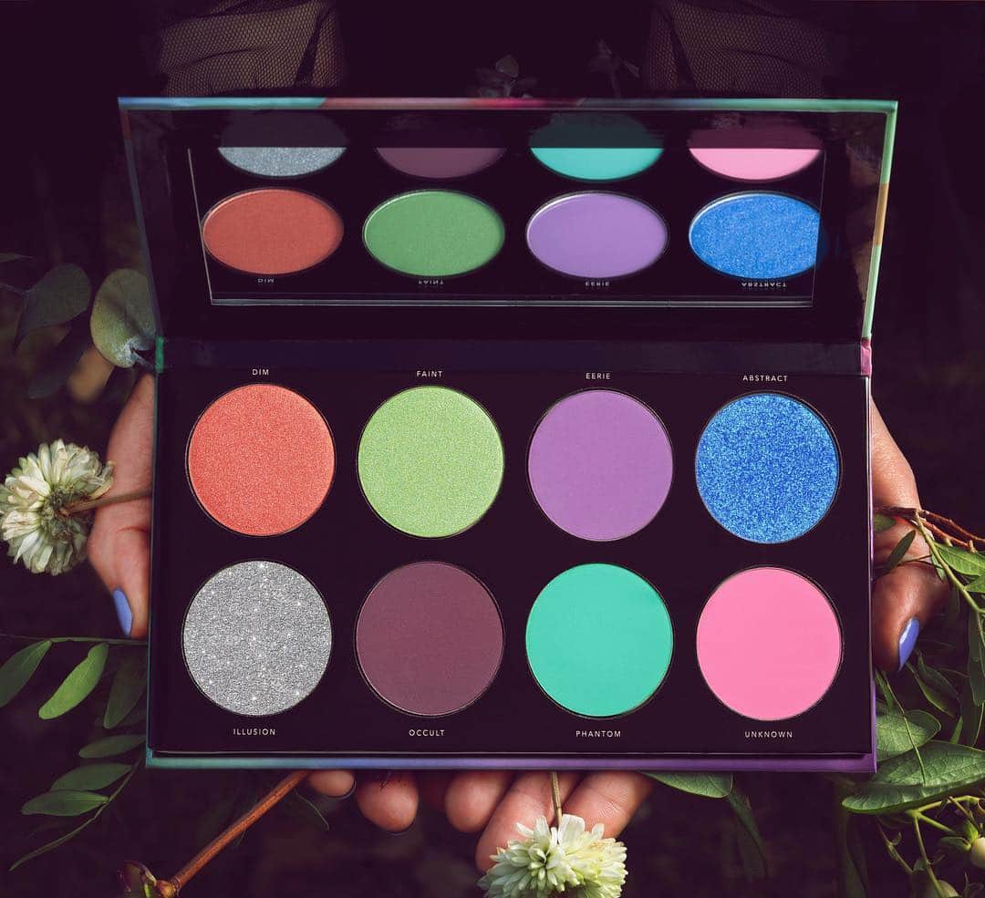 Linda Hallbergさんのインスタグラム写真 - (Linda HallbergInstagram)「Here she is! The Spectral Eyeshadow Palette! We will bombard you with swatches, looks and more the upcoming days, premiss me you won’t get tired of it 😚 LAUNCHING ONLINE TOMORROW!!! #spectraleyeshadowpalette @lindahallbergcosmetics #veganmakeup #ad #reklam」4月24日 22時11分 - lindahallberg