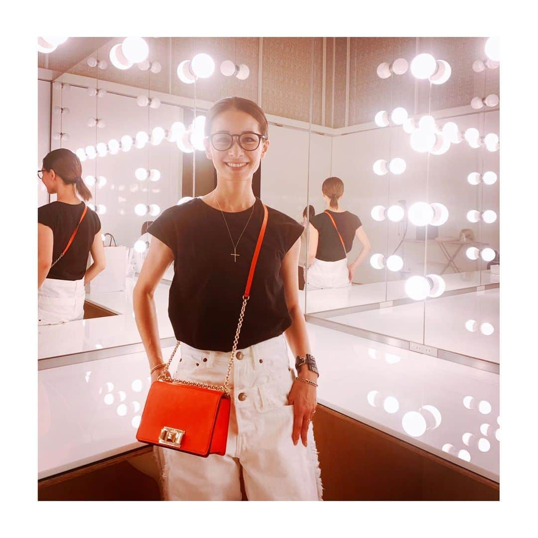 稲沢朋子さんのインスタグラム写真 - (稲沢朋子Instagram)「今日は、バッグに色⭐️ モノトーンにオレンジ🧡 bag  @furla FURLA ダブルウエストのホワイトデニム👖 @ezumi.official  アイライン👀の入れ方素敵✨ぐっと大人なイメージ好き❤️ ヘアメイク @kanbe61  #アイテムタップしてね #fashion」4月24日 22時11分 - ina_tomo