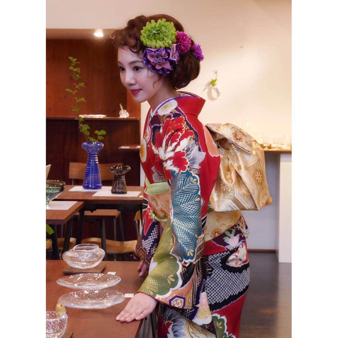 咲妃みゆさんのインスタグラム写真 - (咲妃みゆInstagram)「雨降る琵琶湖の程近く。 . お久しぶりのお着物。。。👘 美しいお着物。。。✨ . 幸せでございました☺️💕 . #浜ちりめん 様✨ #2020年 の #カレンダー🗓 #着物 #振袖 #有り難いひととき 🍀」4月24日 22時12分 - miyusakihi