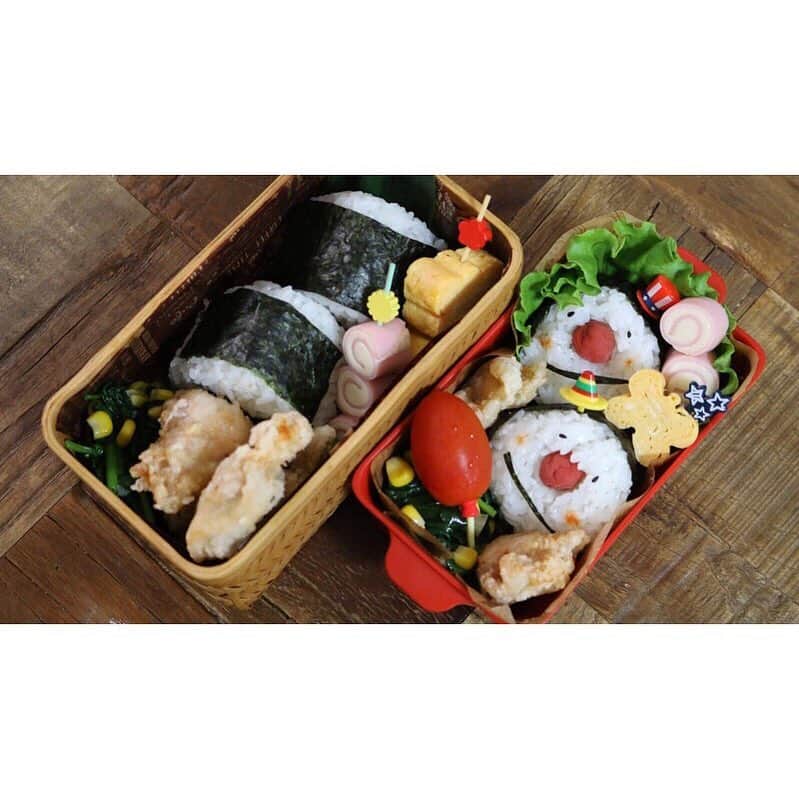 にぎりっ娘。のインスタグラム：「* 久しぶりの #親子弁当 ・ そう、昨日は小学校の#遠足でした😊 ・ リクエストされた 梅おにぎりと唐揚げ入れて 副菜もちょちょっと。 可愛く顔もつけて… ・ …でもさ。 みーくんから軽く「鼻が大きいからなんかちょっと可愛くないねぇ」と言われてしまった😱😱😱 ・ それでも、帰るや否や 「お弁当美味しかった‼️」 って言ってくれて、キレイに完食してくれてた。 … …そんなみーくんが、可愛く❤️ ・ 最近ミルク(猫)ばっかりだからね。たまにはみーくんにも可愛いっていっとかなきゃね。笑 ・ @fujimoto_bento  #春のお出かけ弁当 ・ #お弁当中#お弁当#愛妻弁当#おべんとう#旦那弁当#手作り弁当#ランチ#lunch#lunchbox#obento#bento#お弁当じまん #cookingram#クッキングラム#らくらくお弁当#ハンズ弁 #もクラシル#KURASHIRU#kurashirufood#macaroni #デリスタグラマー #lin_stagramer * お弁当作成動画配信中 youtube内検索で 「お弁当中」か「にぎりっ娘」で検索してね😘 *」