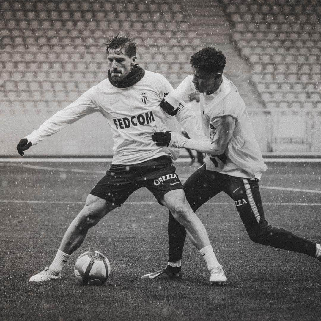 ASモナコさんのインスタグラム写真 - (ASモナコInstagram)「⚔️ Duel 💦 à l’entrainement 👊 @aholoueudes ⚔️ @ronael_pierreg @adriensilva23 ⚔️ @sofiane_diop」4月24日 22時13分 - asmonaco