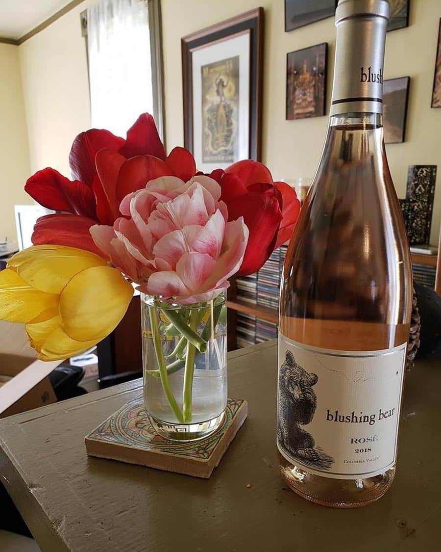 カイル・マクラクランさんのインスタグラム写真 - (カイル・マクラクランInstagram)「You know spring is here when you spot a Blushing Bear (Rosé) amongst the flowers 💐 #PursuedByBearWine #WineWednesday 📷: Duane Carpenter‎ (FB)」4月24日 22時15分 - kyle_maclachlan