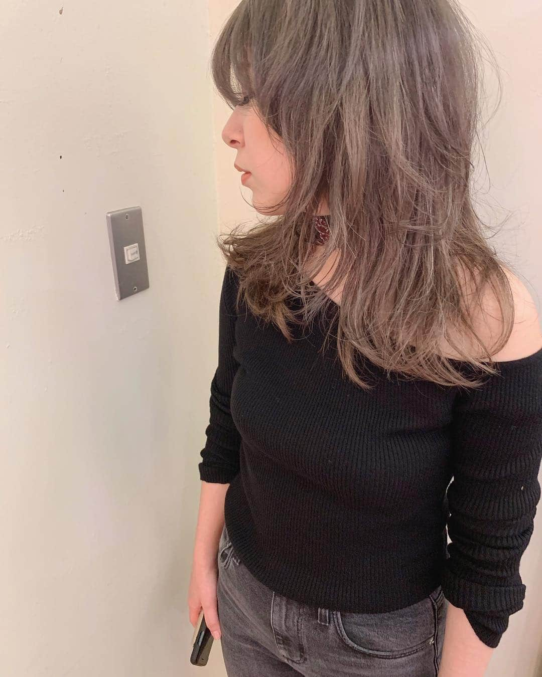 YUMIKOさんのインスタグラム写真 - (YUMIKOInstagram)「マッシュなウルフって 横顔のラインが可愛い☺︎ ・ ・ 連休前の週末は 予約いっぱいです☀︎ 金曜日はまだあいてます！ 連休中は 混雑しなさそうなので おすすめ ・ ・ 【予約LINE@HWZ4395V】 #デザインカラー#ハイライト#ヘアカラー#外国人風カラー#Japan#sknow#バレイヤージュ#ボブ #hair#HAIR#hairarrange#ヘアセット#ヘアアレンジ#札幌#札幌美容室#ユミコアレンジ#sapporo#結婚式#結婚式ヘアセット#ウエディング#ブライダル#wedding#hairdresser#beautysalon」4月24日 22時25分 - yumitasu1105