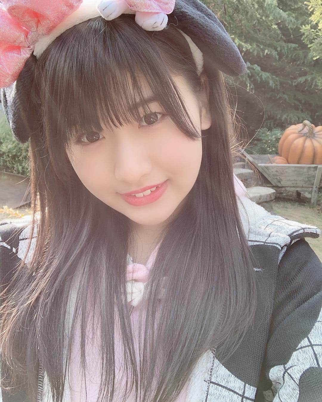 高橋彩香のインスタグラム：「天然の太陽光による盛り✌️ #眩しいの苦手だから #あえての逆光 #意外といい感じだった #わら #髙橋彩香 #さやりん」