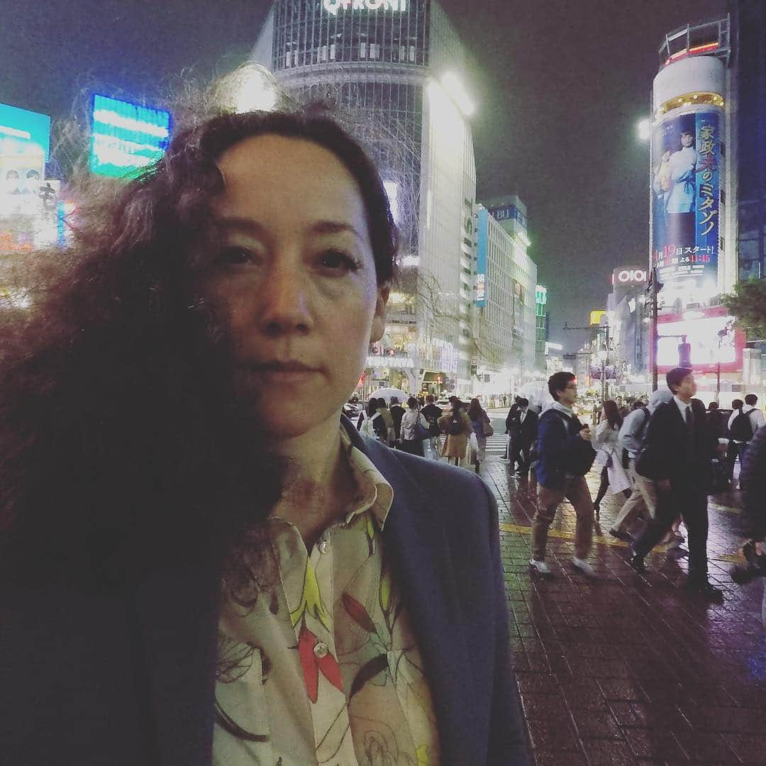 マイア・ヒラサワさんのインスタグラム写真 - (マイア・ヒラサワInstagram)「I’m back! Frizzy hair day in Shibuya. #shibuya #ただいまー」4月24日 22時18分 - maiahirasawa