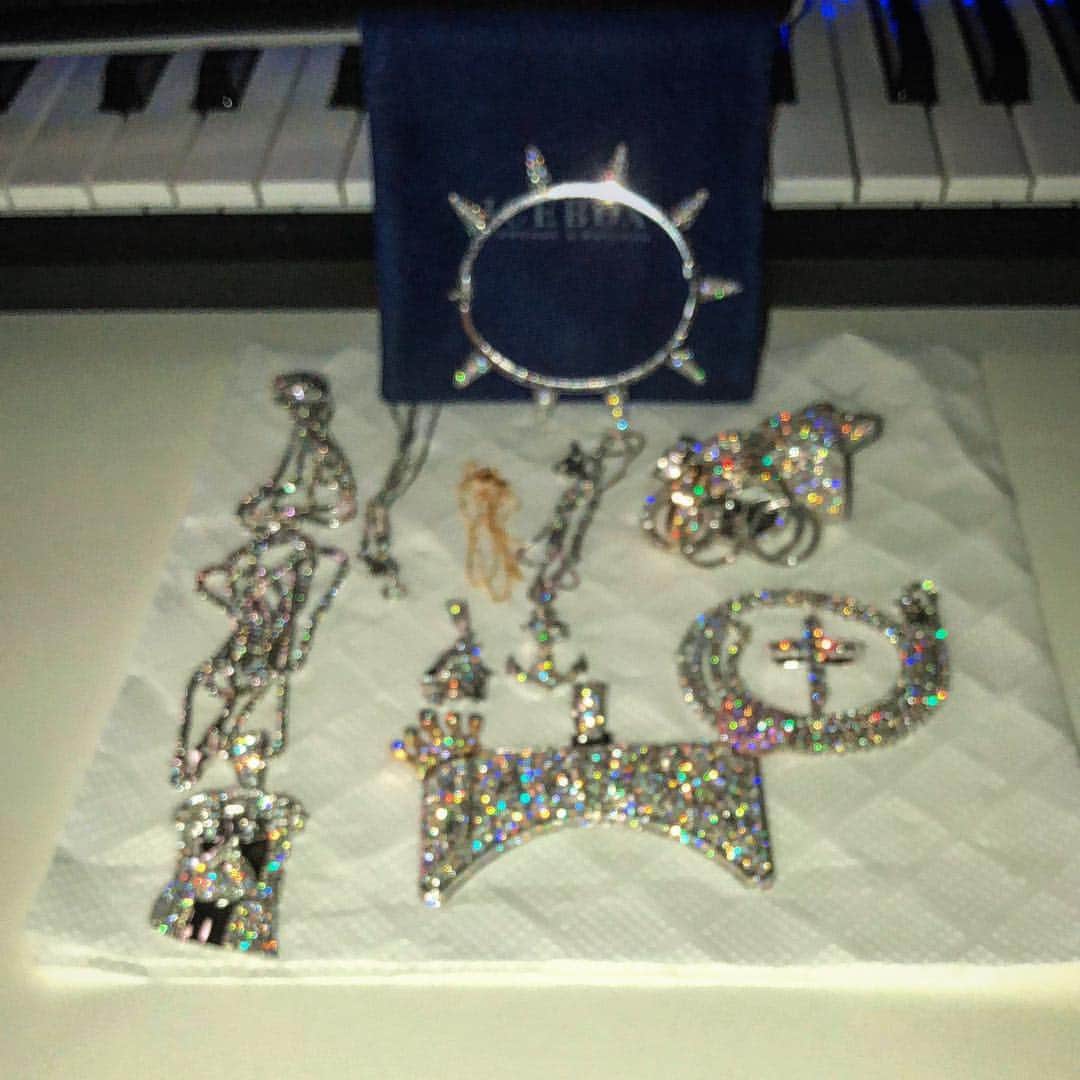 banvoxさんのインスタグラム写真 - (banvoxInstagram)「💎💎💎🥶🥶🥶 . . . . . #jewelrylife #jewelry #harrywinston #icebox #tiffanyandco #louisvuitton #ifandco #highjewelry #star #ring #starring #customjewelry #ifandco #diamond #diamonds #pendant #jesus #wolf #anchor #bustdown」4月24日 22時21分 - banvox