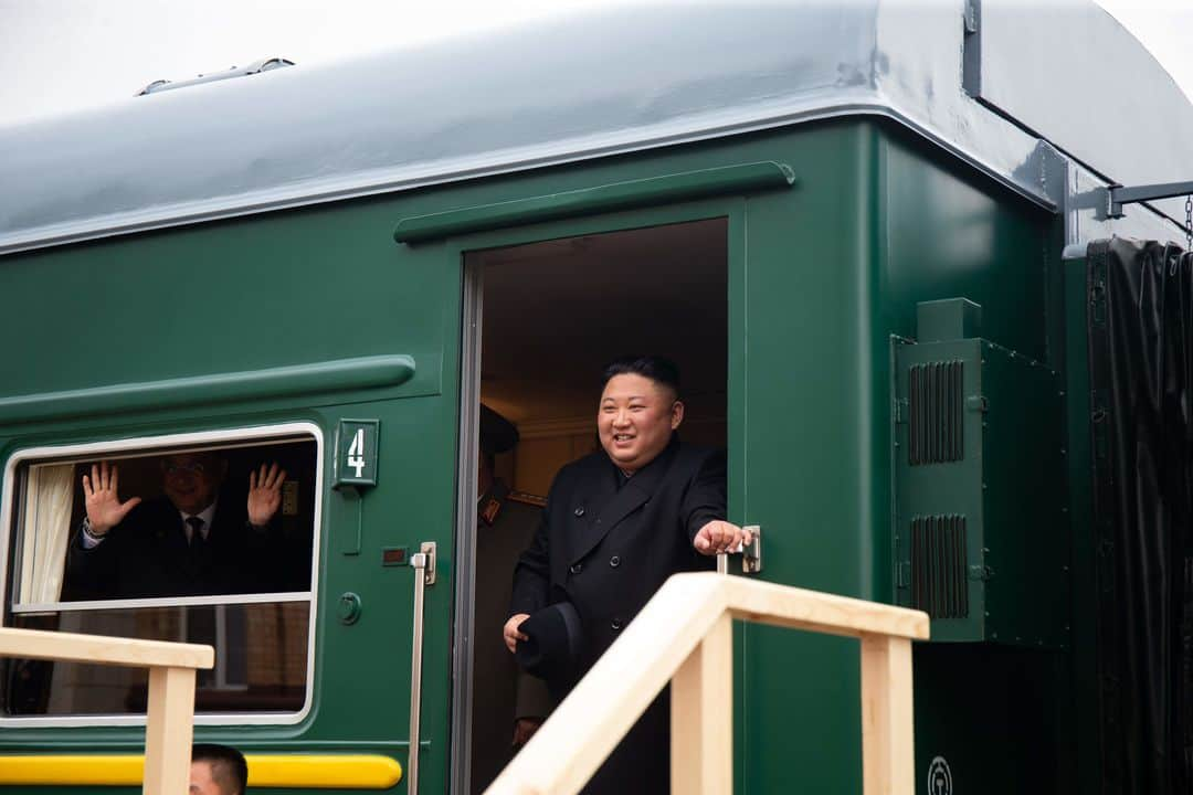 ルモンドさんのインスタグラム写真 - (ルモンドInstagram)「Le dirigeant nord-coréen Kim Jong-un débarque d'un train dans la gare de Khasan à l'extrême est de la Russie le 24 avril. La première rencontre entre le président Vladimir Poutine et le dirigeant Kim Jong-un, qui aura lieu à Vladivostok, jeudi 25 avril, a une signification particulière alors que les négociations entre les Etats-Unis et la République populaire démocratique de Corée (RPDC) sont dans l’impasse à la suite de l’échec du sommet en février, à Hanoï, au Vietnam, entre Kim Jong-un et Donald Trump. Le dernier sommet entre la Corée du Nord et la Russie remonte à 2011, lorsque Kim Jong-il, père du dirigeant actuel, a rencontré le président Dmitri Medvedev. Les entretiens porteront sur la coopération économique, une priorité pour la RPDC. - Photo : Alexander Safronov / Press Service of Administration of Primorsky Krai / Reuters (@reuters) - #KimJongUn #Russia #Poutine #NorthKorea」4月24日 22時21分 - lemondefr