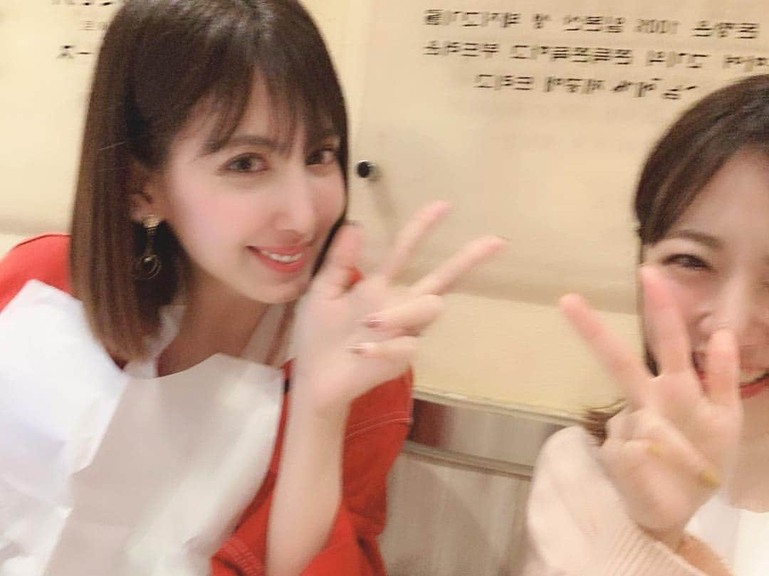 梅田えりかさんのインスタグラム写真 - (梅田えりかInstagram)「久々のさき〜💓 . カフェでたんまりおしゃべりからの2人大好きサムギョプサルごっはん🤤🤤🤤 . 相変わらず可愛いさきのスマイルに梅田は癒されました😇🙏ありがとう💓 . 途中から久々のひかるも登場し💓なんだか高校時代の放課後を思い出しました🤔そん時から年齢はだいぶ変わっても居心地は変わりなく会話途切れずおしゃべりパーティしてました🥳 . 3枚目の写真はNG写真🤣わたしのふとでたポーズにさきが吹いてフレームからはみ出た絵です😅🙏 . 楽しい時間でした💓 . . #friend  #同級生 #高校時代からの #サムギョプサル #love」4月24日 22時32分 - umeeri524