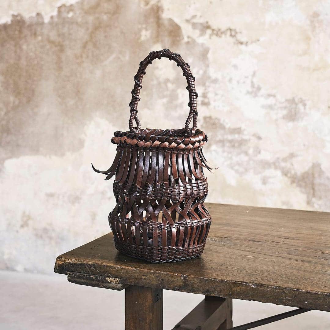 Vogue Taiwan Officialさんのインスタグラム写真 - (Vogue Taiwan OfficialInstagram)「#voguefashionnow  LOEWE與藝術家及工匠於米蘭國際傢具展展示前衛創新作品，以皮革詮釋織籃、手工絎縫及書法技巧，不但是藝術品，而且還很實用！ @loewe #loewe #mdw #mdw2019 #milandesignweek #basket #baskets」4月24日 22時26分 - voguetaiwan