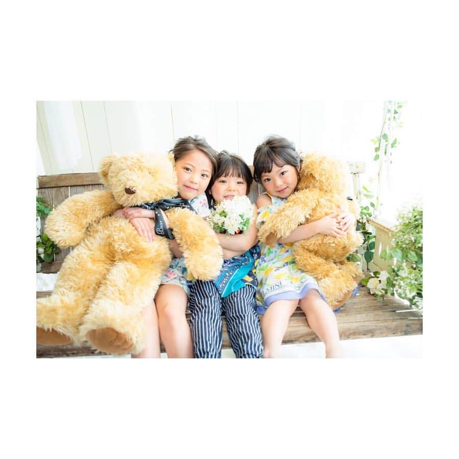 Yukiさんのインスタグラム写真 - (YukiInstagram)「思い切り遊んでくれて、笑い声が絶えないような楽しいスタジオ📸の @photobase_official さん  恥ずかしがり屋な長女も大笑い😂💓 今だけの歯えかけの笑顔も記念😂🎀 私も何度もつられて笑ってしまいました😂✨ * * 今回は長女は  @petitmain_official  双子ちゃんは @annasuimini_official  を着てみました♡  お洋服のイメージに合わせて、メイクもしてもらっのでいつもと雰囲気が違うかな👀✨ 可愛いブランドのお洋服がたくさん揃っていて、見ているだけでたのしい💓  男の子のお洋服もかなり揃っていてご兄弟さんにもおすすめしたい♡  バスから築地が見えて🍣で頭がいっぱいだった親子w😂💓 またゆっくりスタジオにお邪魔しつつ、お寿司も行きたいですw♡」4月24日 22時27分 - yukikuu96
