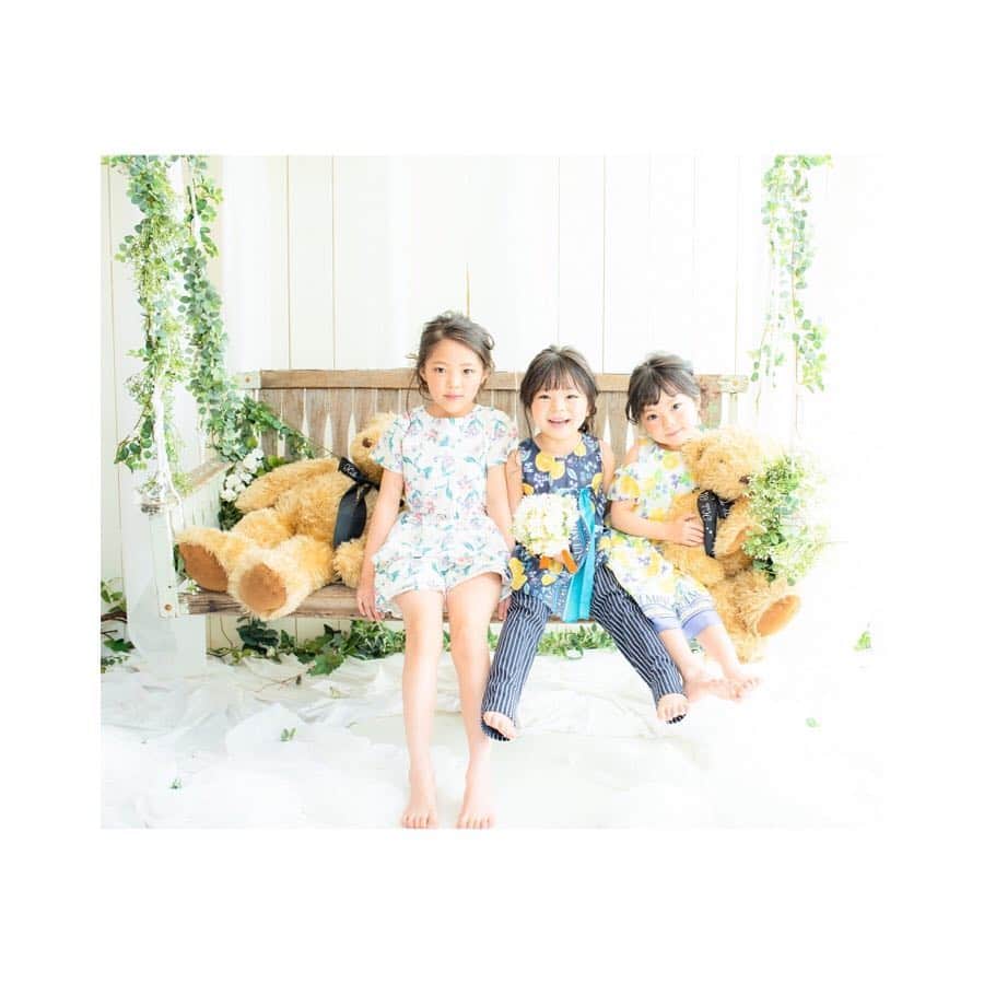 Yukiさんのインスタグラム写真 - (YukiInstagram)「思い切り遊んでくれて、笑い声が絶えないような楽しいスタジオ📸の @photobase_official さん  恥ずかしがり屋な長女も大笑い😂💓 今だけの歯えかけの笑顔も記念😂🎀 私も何度もつられて笑ってしまいました😂✨ * * 今回は長女は  @petitmain_official  双子ちゃんは @annasuimini_official  を着てみました♡  お洋服のイメージに合わせて、メイクもしてもらっのでいつもと雰囲気が違うかな👀✨ 可愛いブランドのお洋服がたくさん揃っていて、見ているだけでたのしい💓  男の子のお洋服もかなり揃っていてご兄弟さんにもおすすめしたい♡  バスから築地が見えて🍣で頭がいっぱいだった親子w😂💓 またゆっくりスタジオにお邪魔しつつ、お寿司も行きたいですw♡」4月24日 22時27分 - yukikuu96