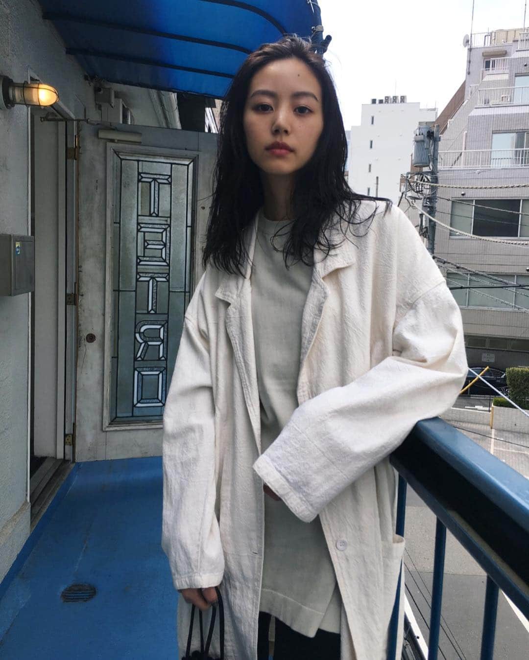 Shiho Sasakiのインスタグラム：「hair change🐤 やっぱりダークトーンが落ち着く🧡 絶賛伸ばし中なので、今年の冬にはロングかなぁー💈 パーマで少し傷んでるから、日頃のケア頑張らないと💪 #haircolor#tetro」
