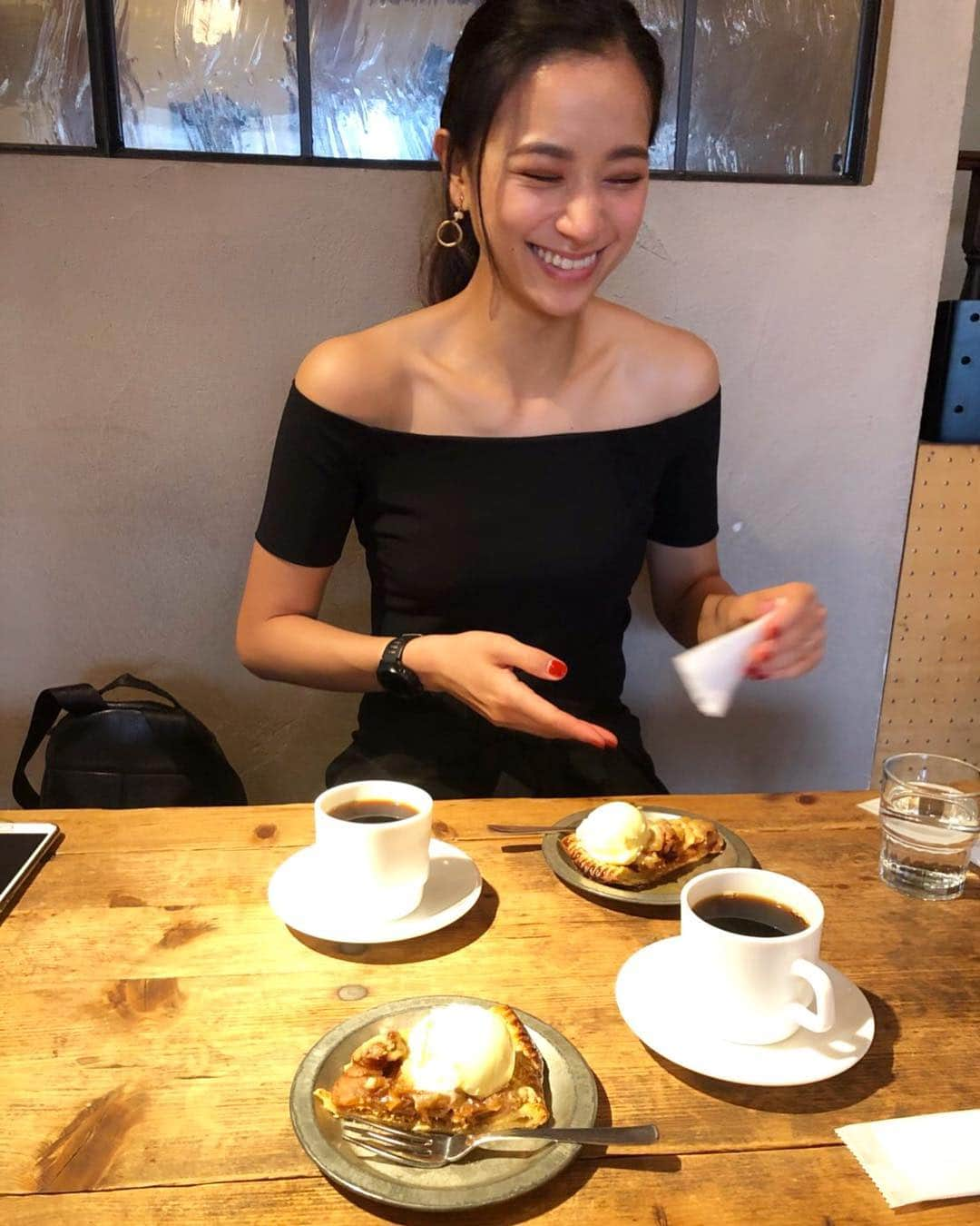 高橋ユウさんのインスタグラム写真 - (高橋ユウInstagram)「肉体改造言いながらアップルパイ食べてまう〜😍 久しぶりにひろくん @hirotakaurabe とランチからのカフェのハシゴしたような☺️ #applepie #夫婦ランチ #夫婦カフェ」4月24日 22時30分 - takahashiyu.official