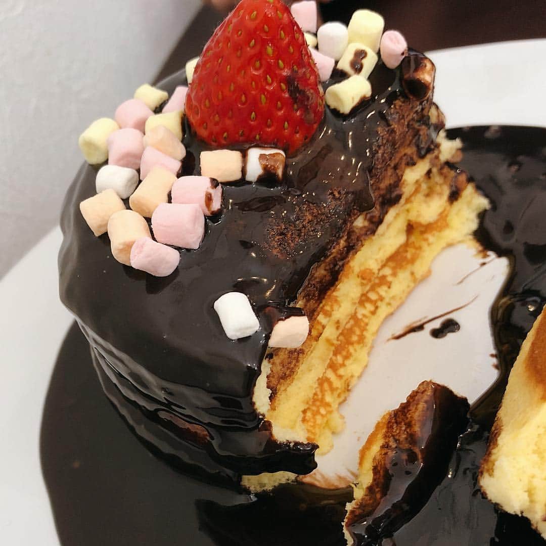 里井真由美さんのインスタグラム写真 - (里井真由美Instagram)「濃厚チョコ3段パンケーキ❤︎ぷるぷる❤︎ ・ ・ ふわふわぷるぷる3段重ね。濃厚でなめらか〜なチョコって嬉しい。たっぷりかかってます。マシュマロのつぶつぶもおいしいー♪苺の酸味も程よいです🍓🍓🍓🍓🍓 ・ ・ パンケーキ専門店「バター&ミルク」 限定ショコラパンケーキです ・ ・  #パンケーキ#ホットケーキ#スフレ#ケーキ#スフレパンケーキ#チョコレート#ショコラ#チョコレートケーキ#ショコラケーキ#チョコ#チョコレート菓子#チョコケーキ#チョコレート🍫里井真由美#1級フードアナリスト里井真由美#さといいね#栗スイーツ#デパ地下#ホテルスイーツ#デパ地下スイーツ#ホテル#さといいね#ありが糖運動」4月24日 22時32分 - mayumi.satoi