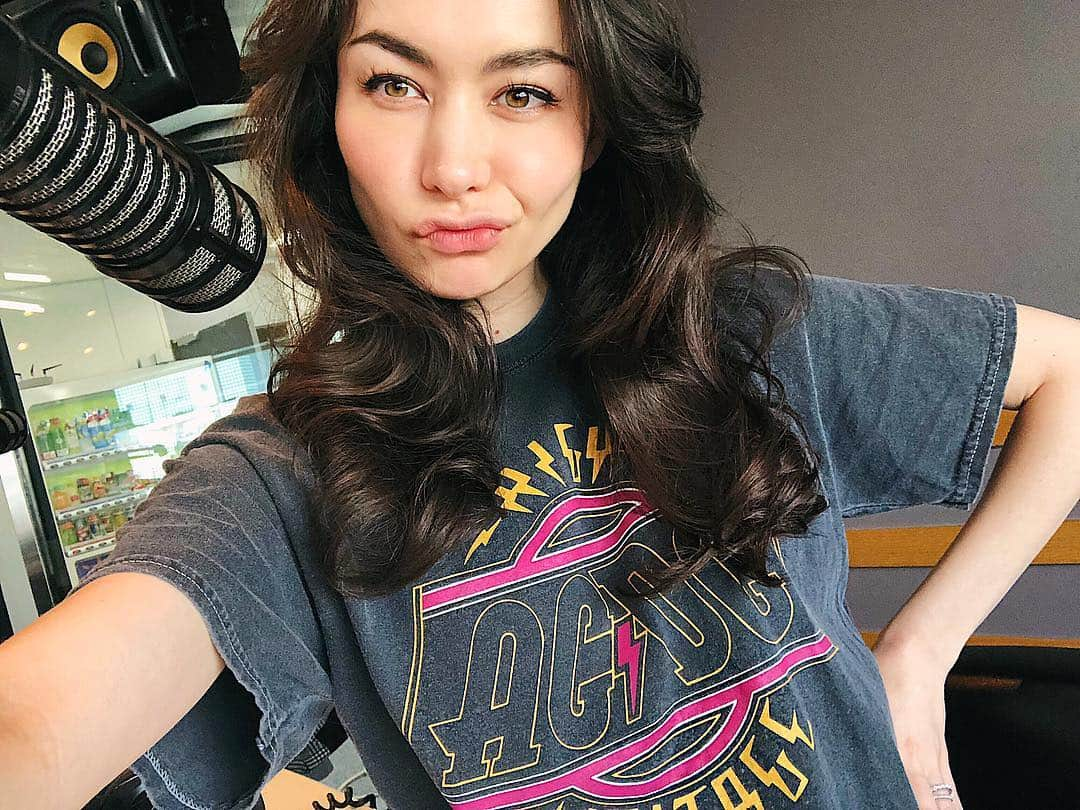 シャウラさんのインスタグラム写真 - (シャウラInstagram)「I’m sure you already know about my extensive T-shirt collection, but this is a recent addition selected by my husband. Yes he knows me too well.  私には自慢のTーシャツコレクションがある。最近追加されたハズバンドセレクトのACDCさん。やっぱり私の一番の理解者だと確信した。笑笑 #ootd #fashion #tshirt」4月24日 13時34分 - shaula_vogue